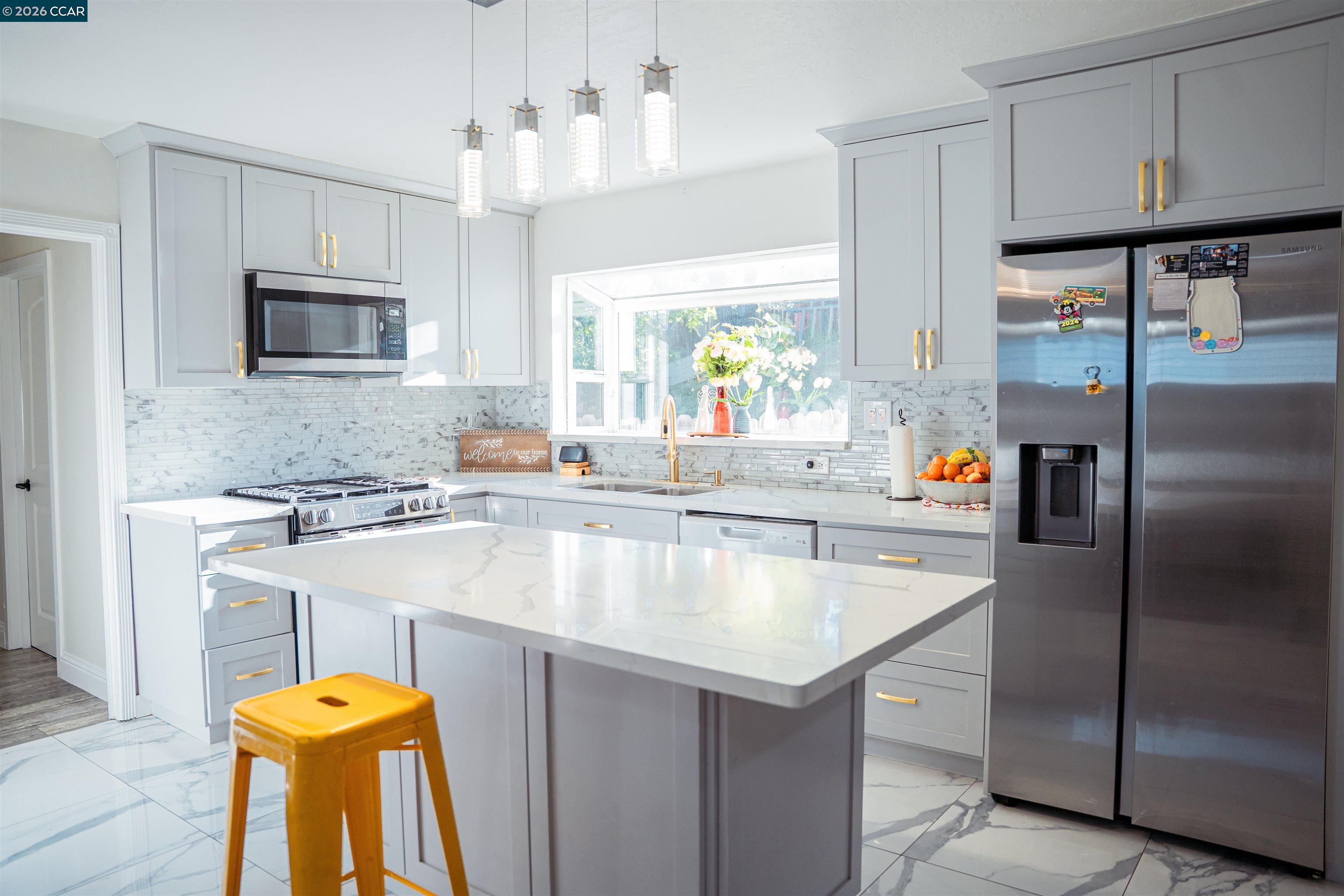 Detail Gallery Image 2 of 40 For 348 Valle Vista Ave, Vallejo,  CA 94590 - 3 Beds | 2 Baths