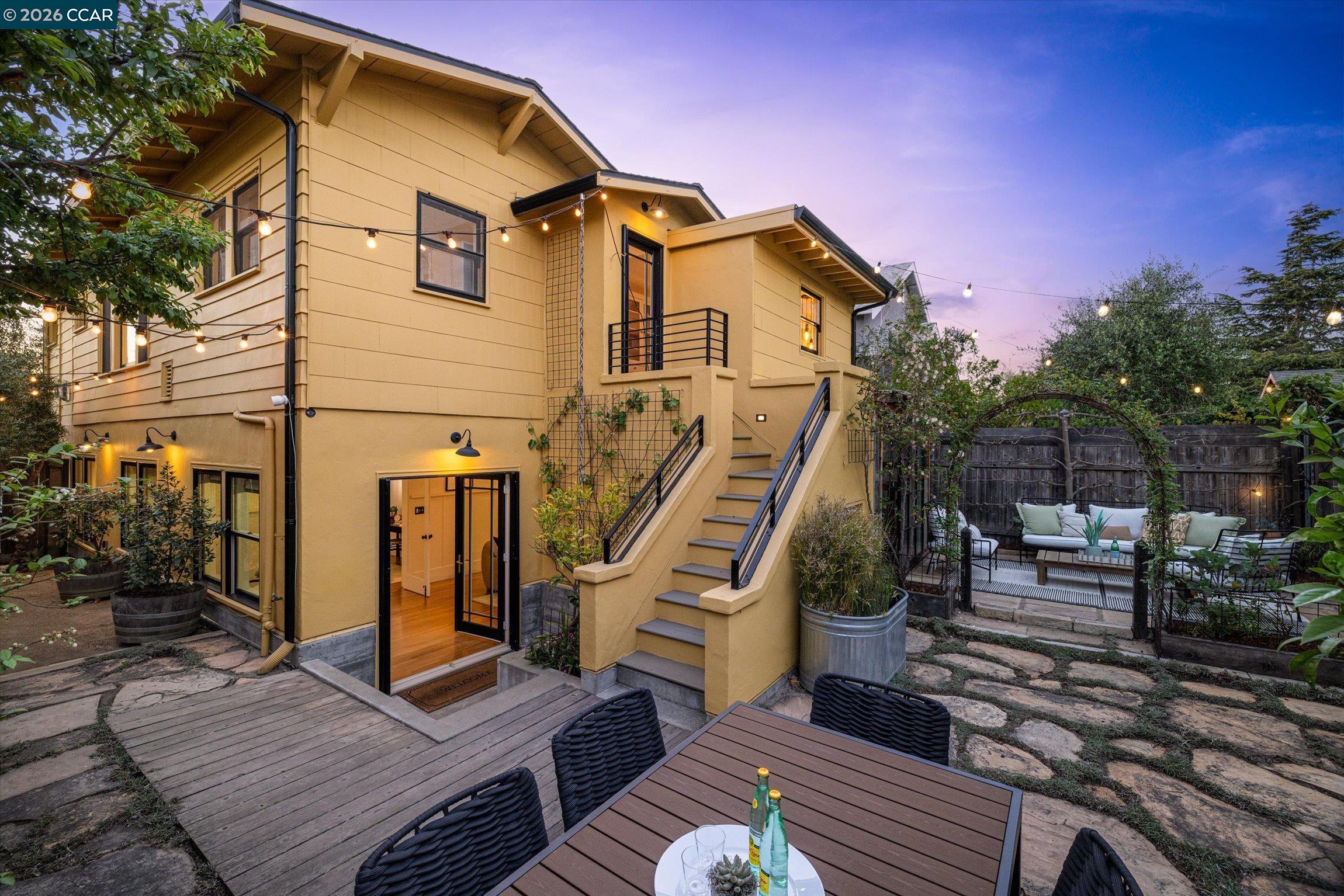 Detail Gallery Image 2 of 24 For 1631 Belvedere Avenue, Berkeley,  CA 94702-1324 - 3 Beds | 2/1 Baths