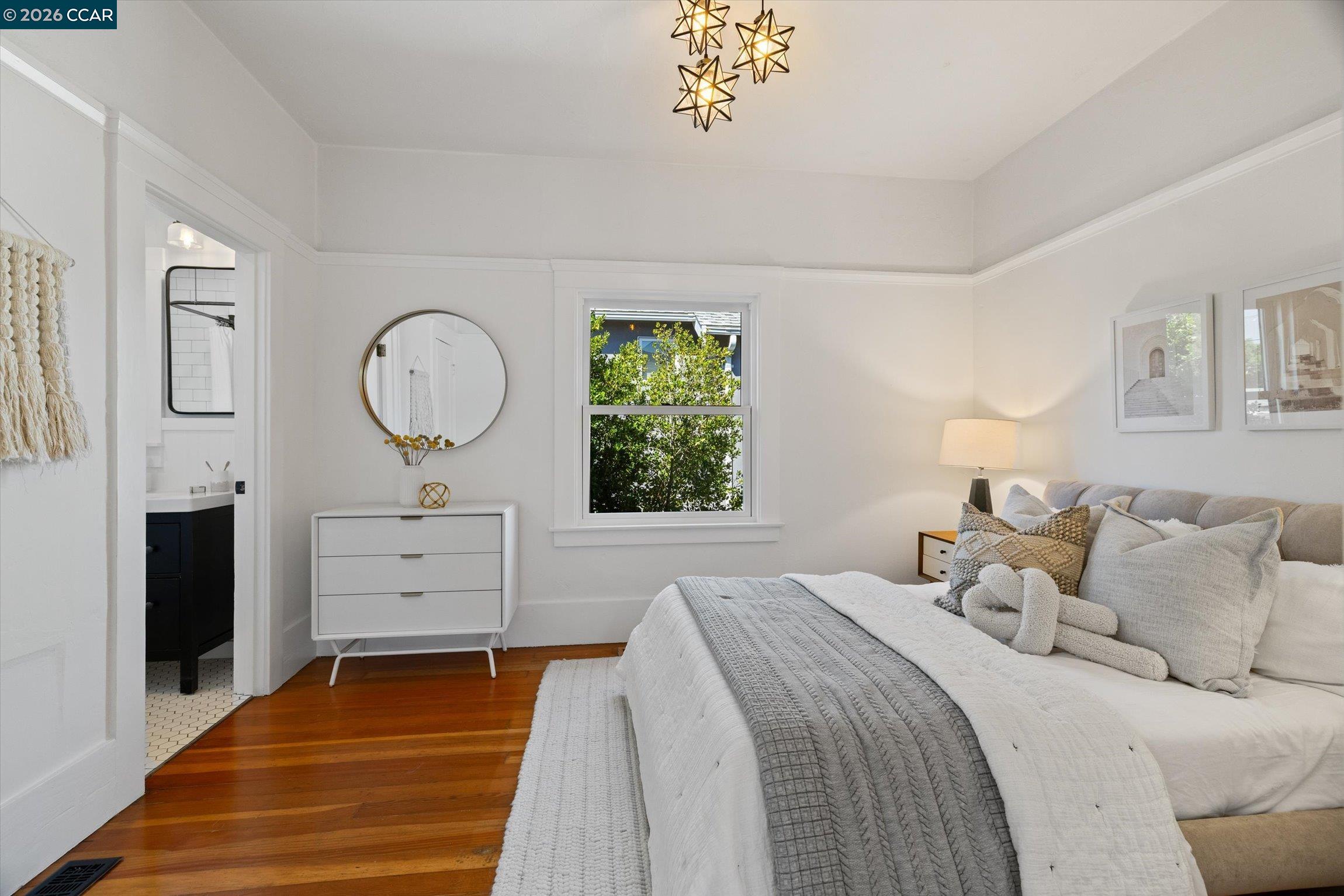 Detail Gallery Image 12 of 24 For 1631 Belvedere Avenue, Berkeley,  CA 94702-1324 - 3 Beds | 2/1 Baths
