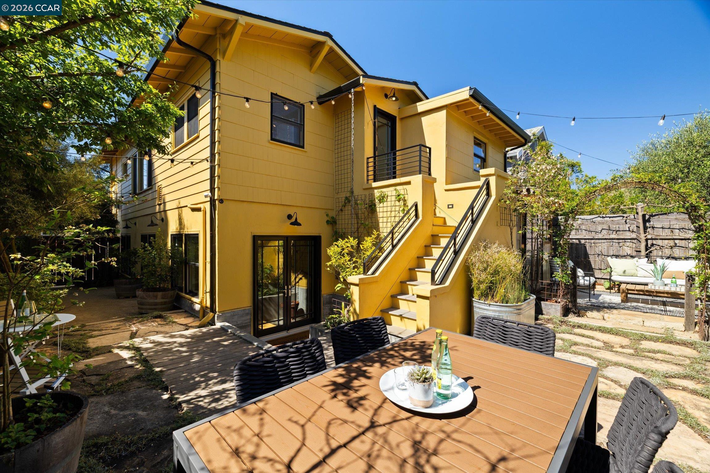 Detail Gallery Image 19 of 24 For 1631 Belvedere Avenue, Berkeley,  CA 94702-1324 - 3 Beds | 2/1 Baths