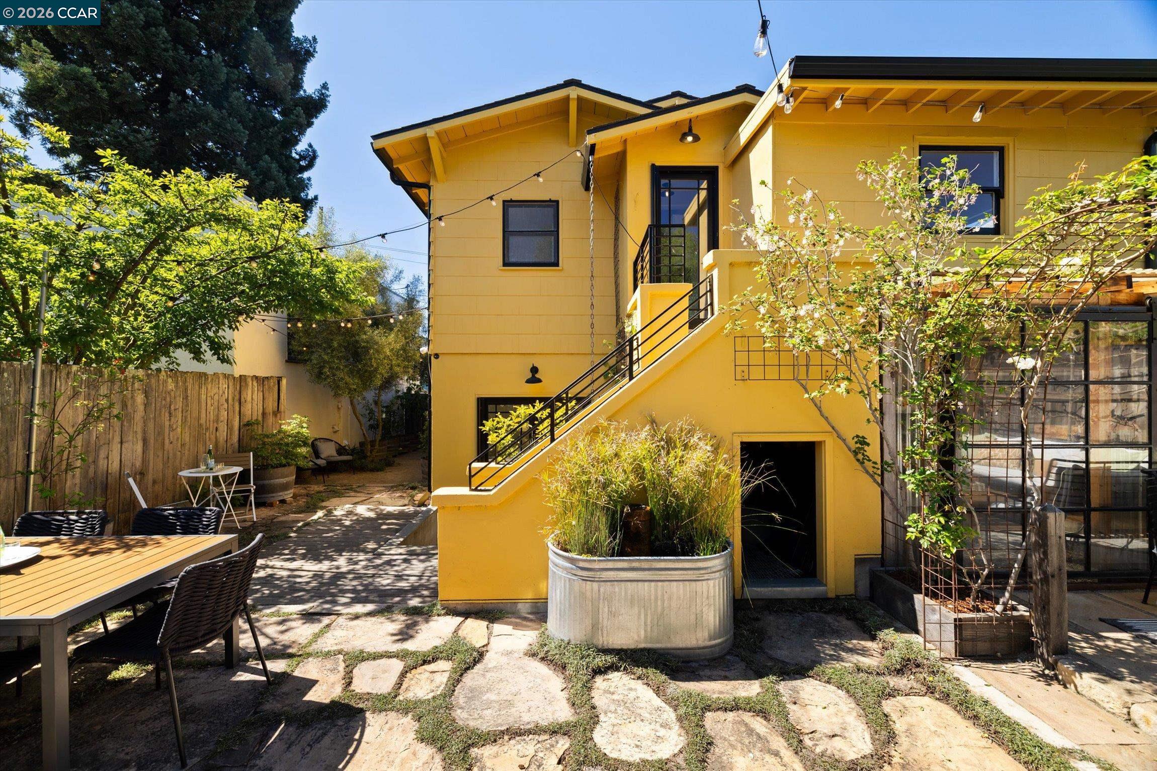 Detail Gallery Image 20 of 24 For 1631 Belvedere Avenue, Berkeley,  CA 94702-1324 - 3 Beds | 2/1 Baths