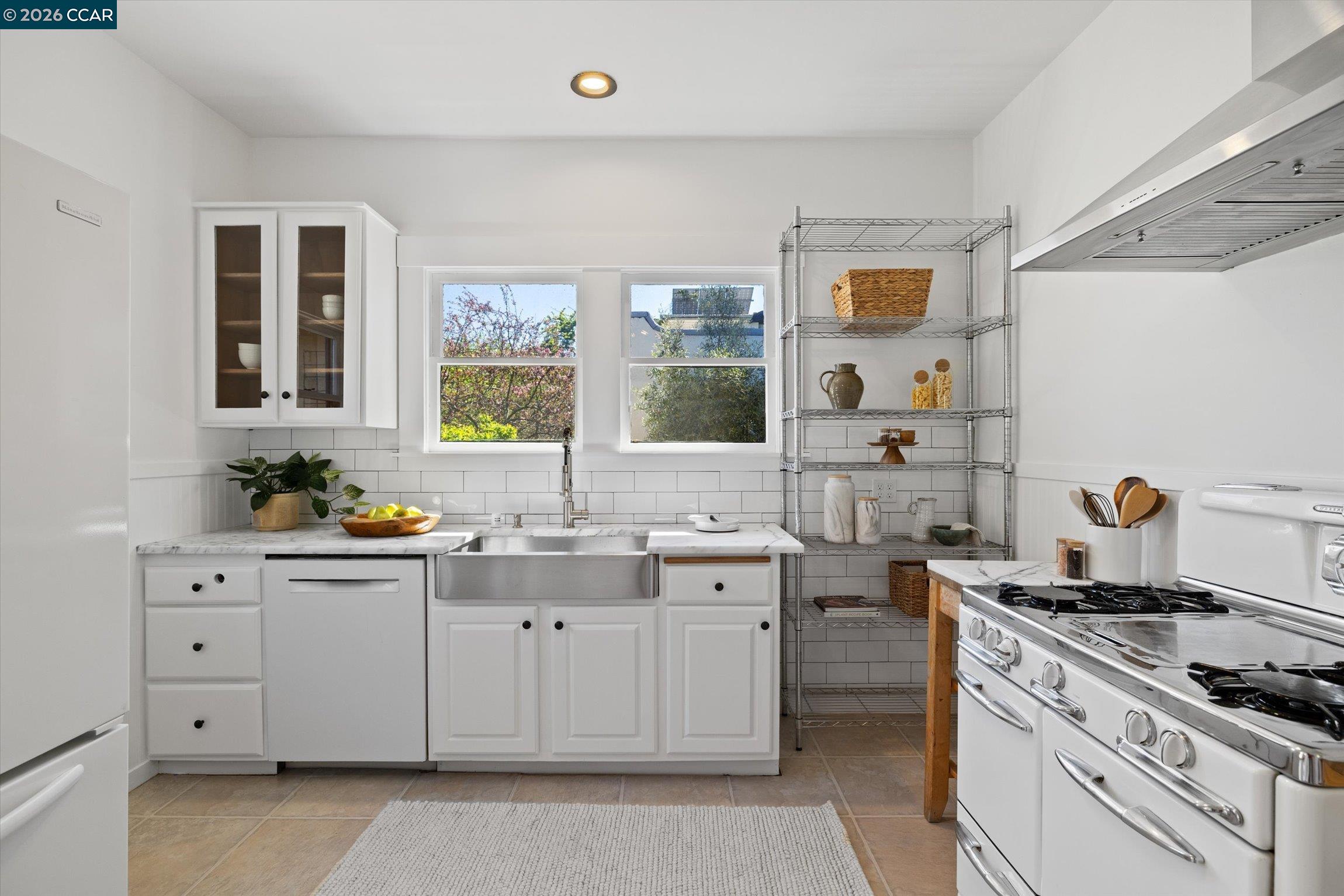 Detail Gallery Image 6 of 24 For 1631 Belvedere Avenue, Berkeley,  CA 94702-1324 - 3 Beds | 2/1 Baths