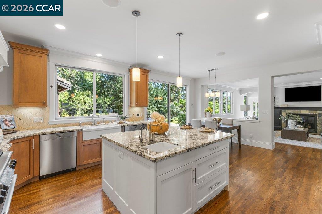 Detail Gallery Image 12 of 60 For 60 Terra Teresa, Lafayette,  CA 94549 - 5 Beds | 5/1 Baths