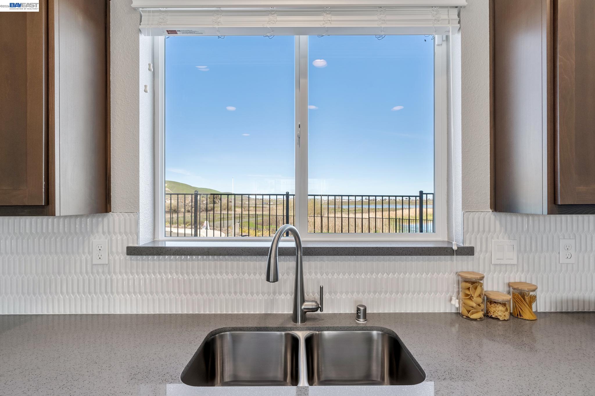 Detail Gallery Image 11 of 20 For 2413 Golden Way, Fairfield,  CA 94533 - 3 Beds | 2/1 Baths