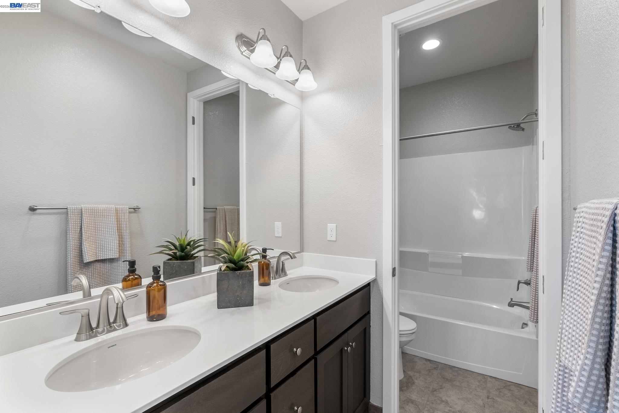 Detail Gallery Image 18 of 20 For 2413 Golden Way, Fairfield,  CA 94533 - 3 Beds | 2/1 Baths