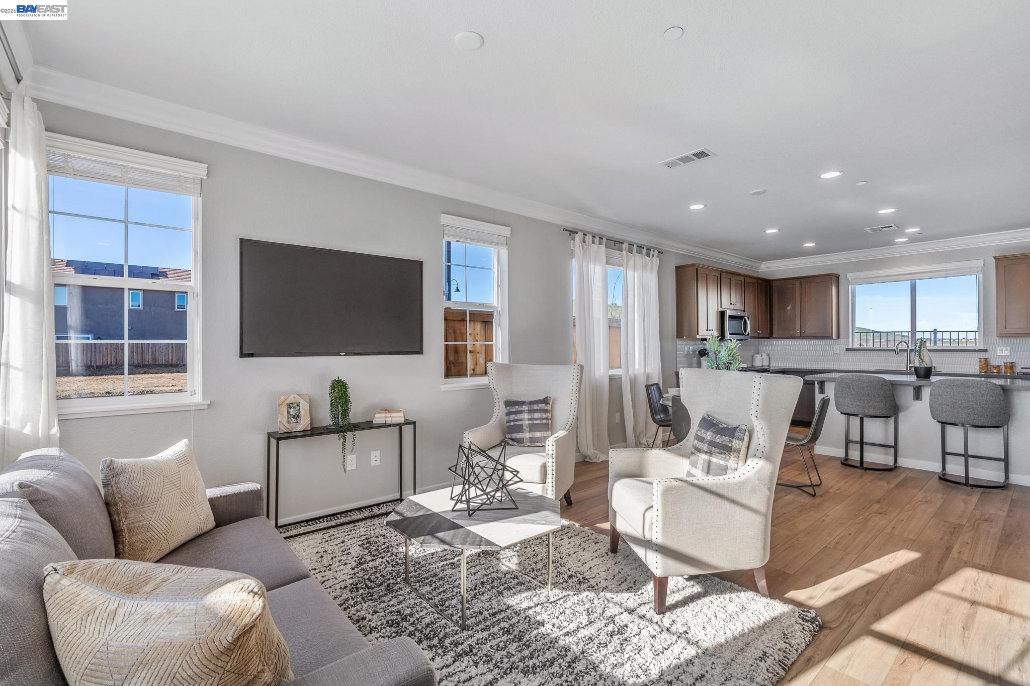 Detail Gallery Image 3 of 20 For 2413 Golden Way, Fairfield,  CA 94533 - 3 Beds | 2/1 Baths