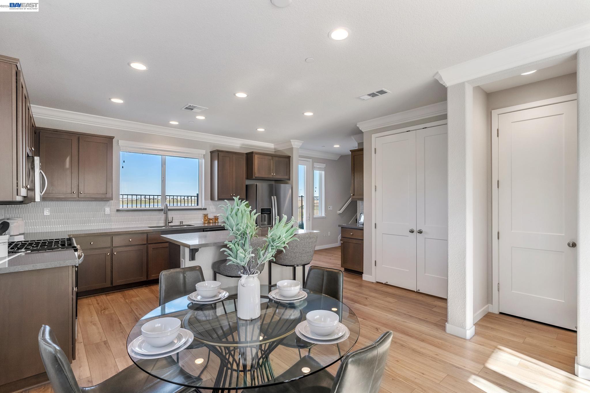 Detail Gallery Image 4 of 20 For 2413 Golden Way, Fairfield,  CA 94533 - 3 Beds | 2/1 Baths