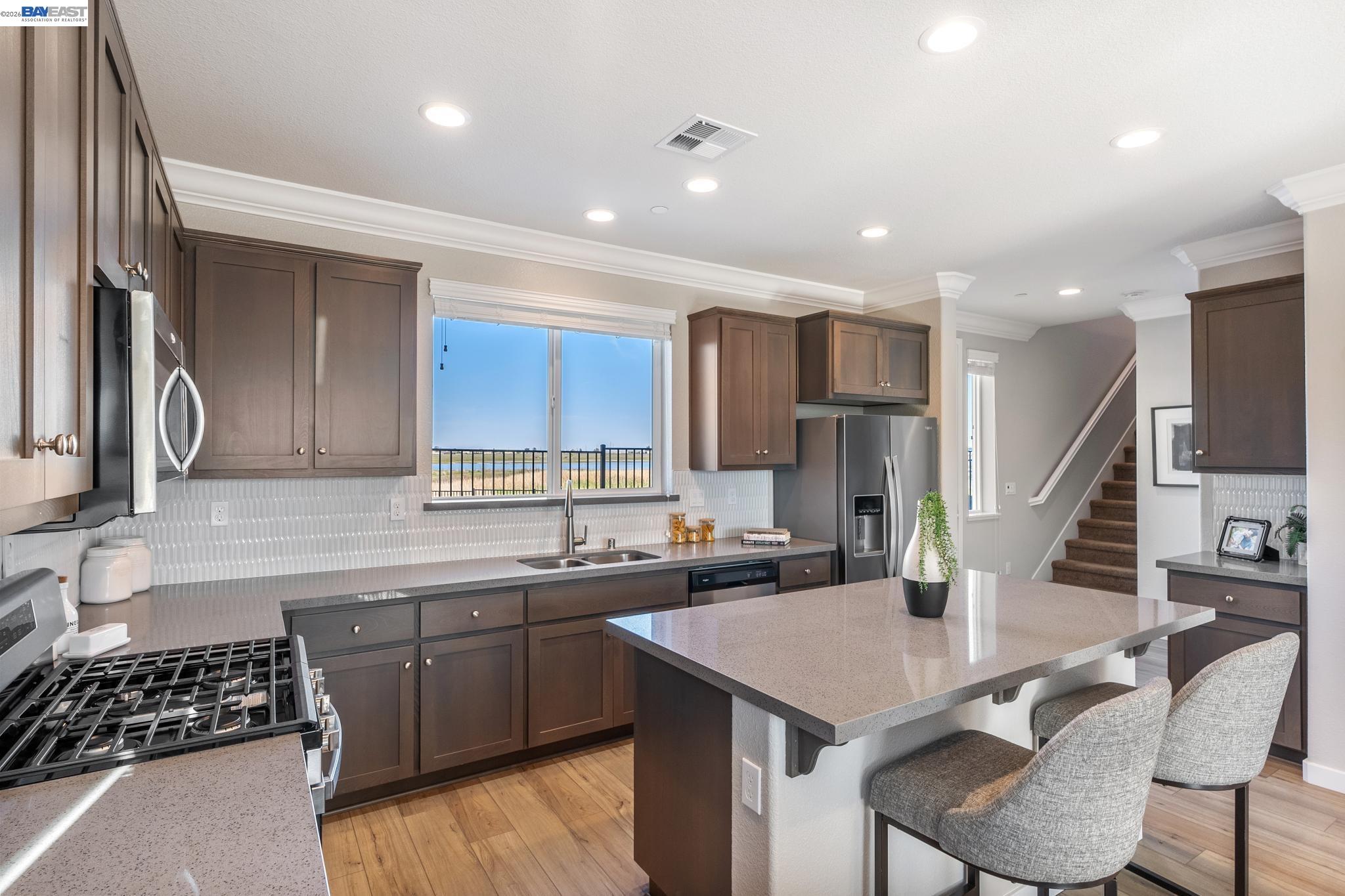 Detail Gallery Image 6 of 20 For 2413 Golden Way, Fairfield,  CA 94533 - 3 Beds | 2/1 Baths