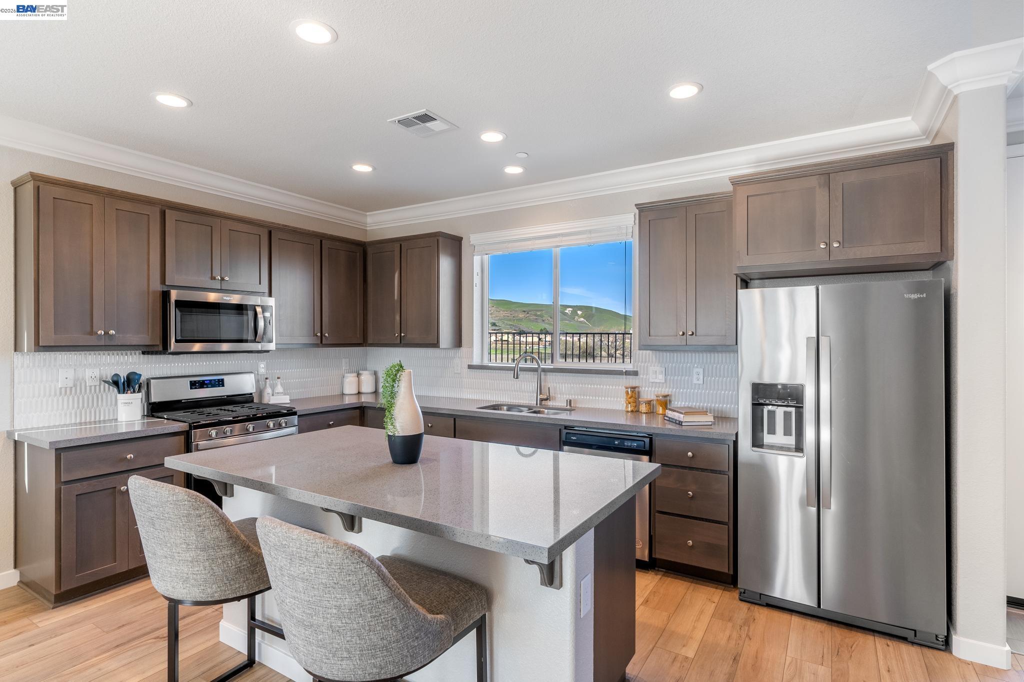 Detail Gallery Image 8 of 20 For 2413 Golden Way, Fairfield,  CA 94533 - 3 Beds | 2/1 Baths