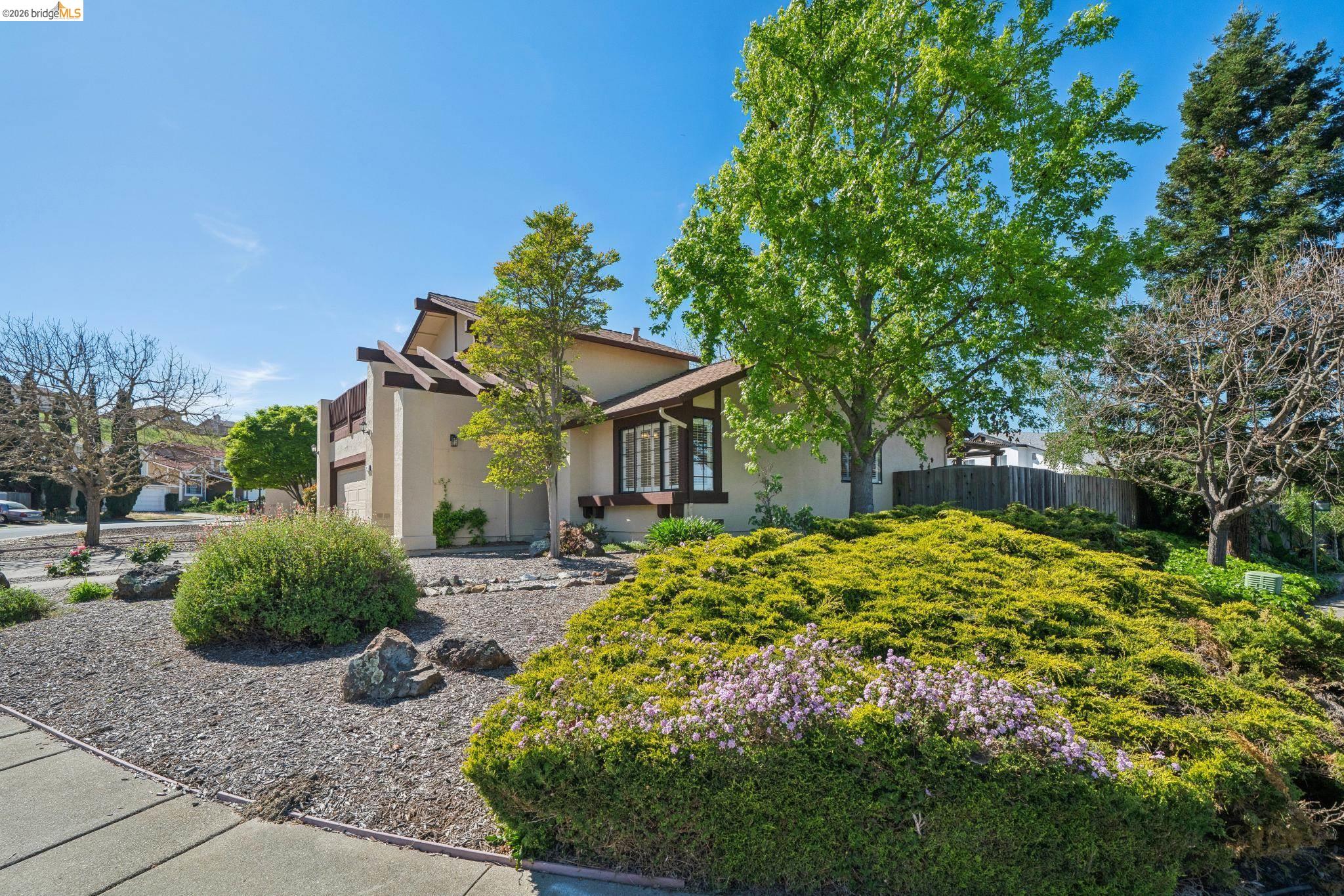 Detail Gallery Image 2 of 51 For 211 Meadowlark Way, Hercules,  CA 94547 - 3 Beds | 2 Baths