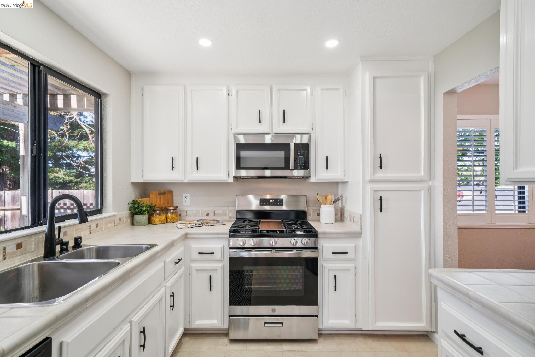 Detail Gallery Image 16 of 51 For 211 Meadowlark Way, Hercules,  CA 94547 - 3 Beds | 2 Baths