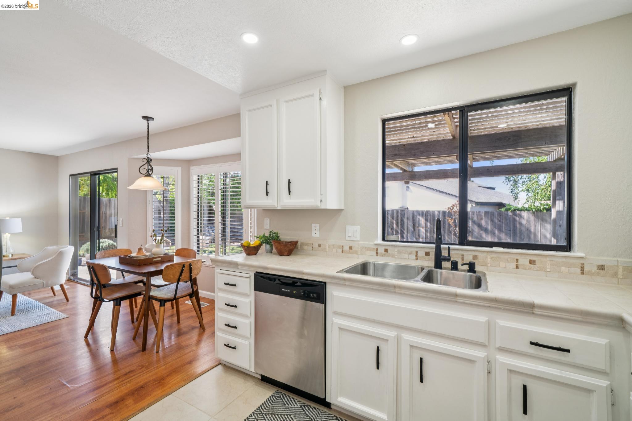 Detail Gallery Image 17 of 51 For 211 Meadowlark Way, Hercules,  CA 94547 - 3 Beds | 2 Baths