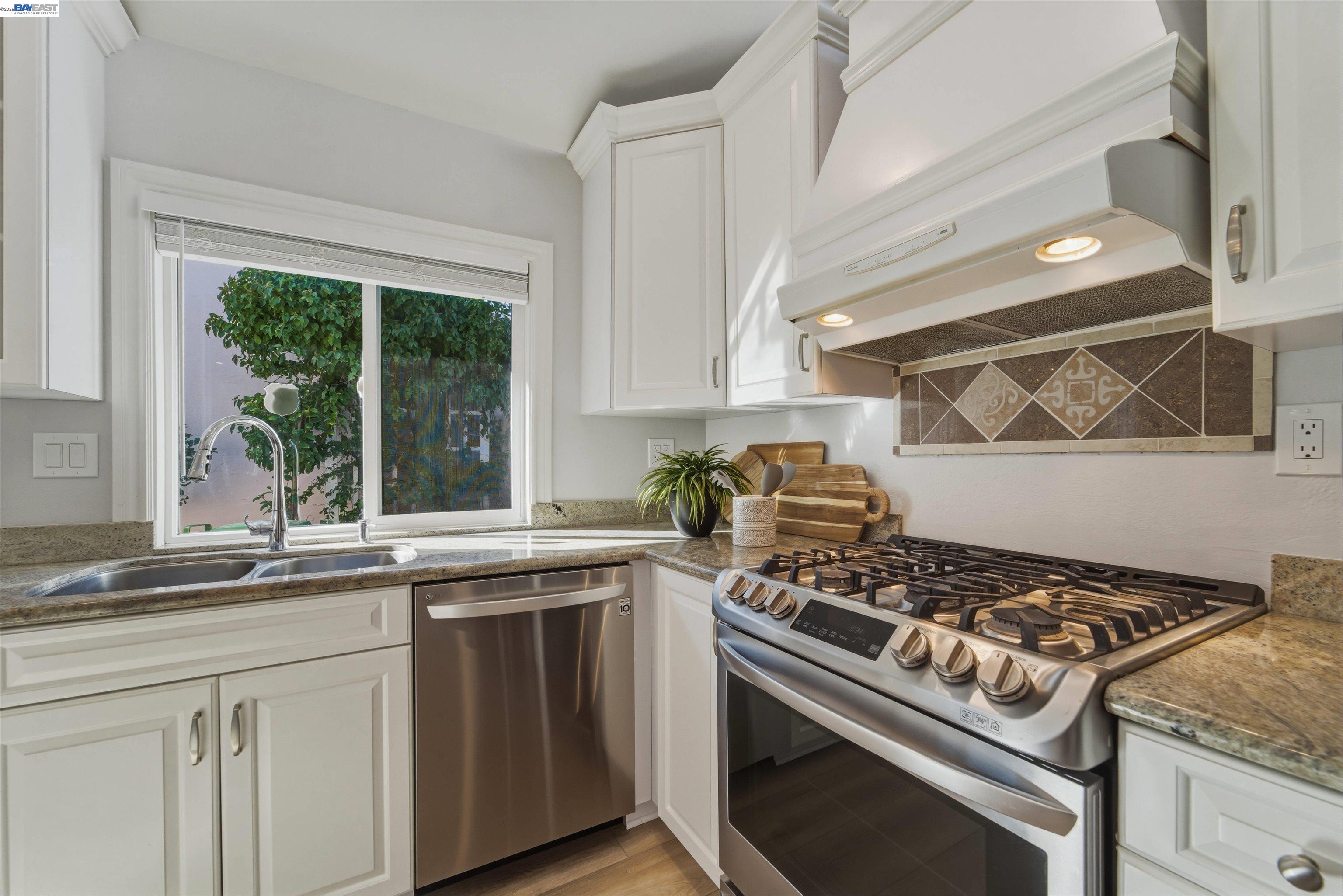 Detail Gallery Image 6 of 31 For 32471 Lake Ree St, Fremont,  CA 94555 - 4 Beds | 2 Baths