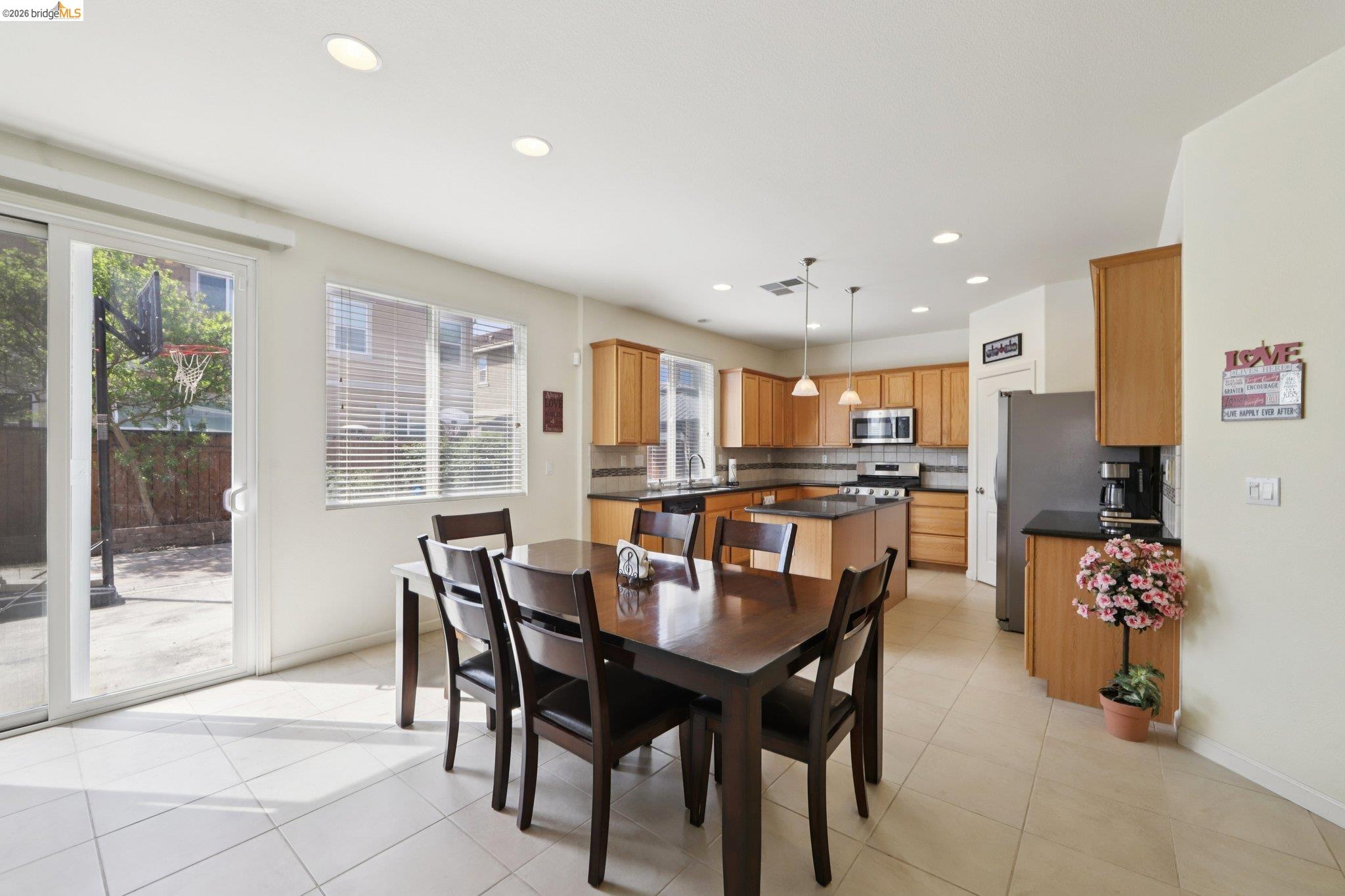 Detail Gallery Image 15 of 42 For 1327 Tuolumne Way, Oakley,  CA 94561 - 5 Beds | 3 Baths