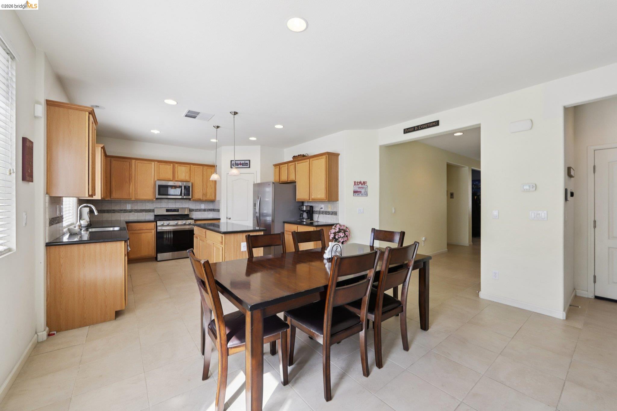 Detail Gallery Image 16 of 42 For 1327 Tuolumne Way, Oakley,  CA 94561 - 5 Beds | 3 Baths