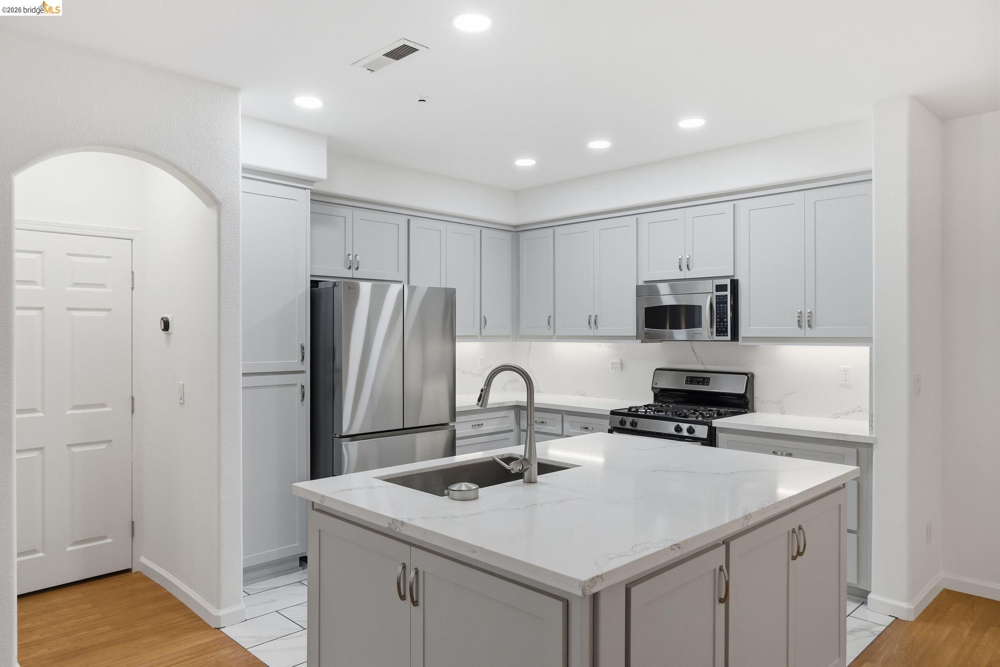 Detail Gallery Image 2 of 38 For 4132 Clarinbridge Cir, Dublin,  CA 94568 - 2 Beds | 2 Baths