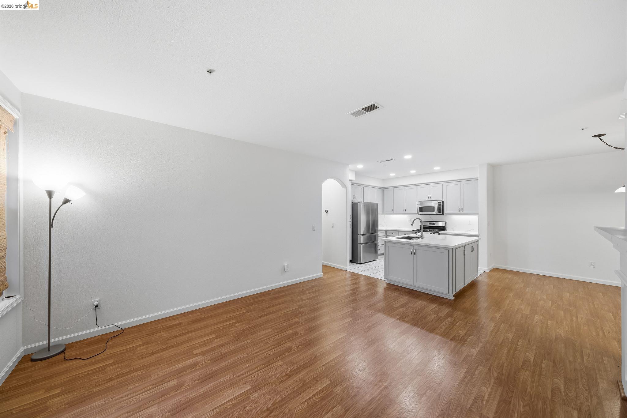 Detail Gallery Image 6 of 38 For 4132 Clarinbridge Cir, Dublin,  CA 94568 - 2 Beds | 2 Baths