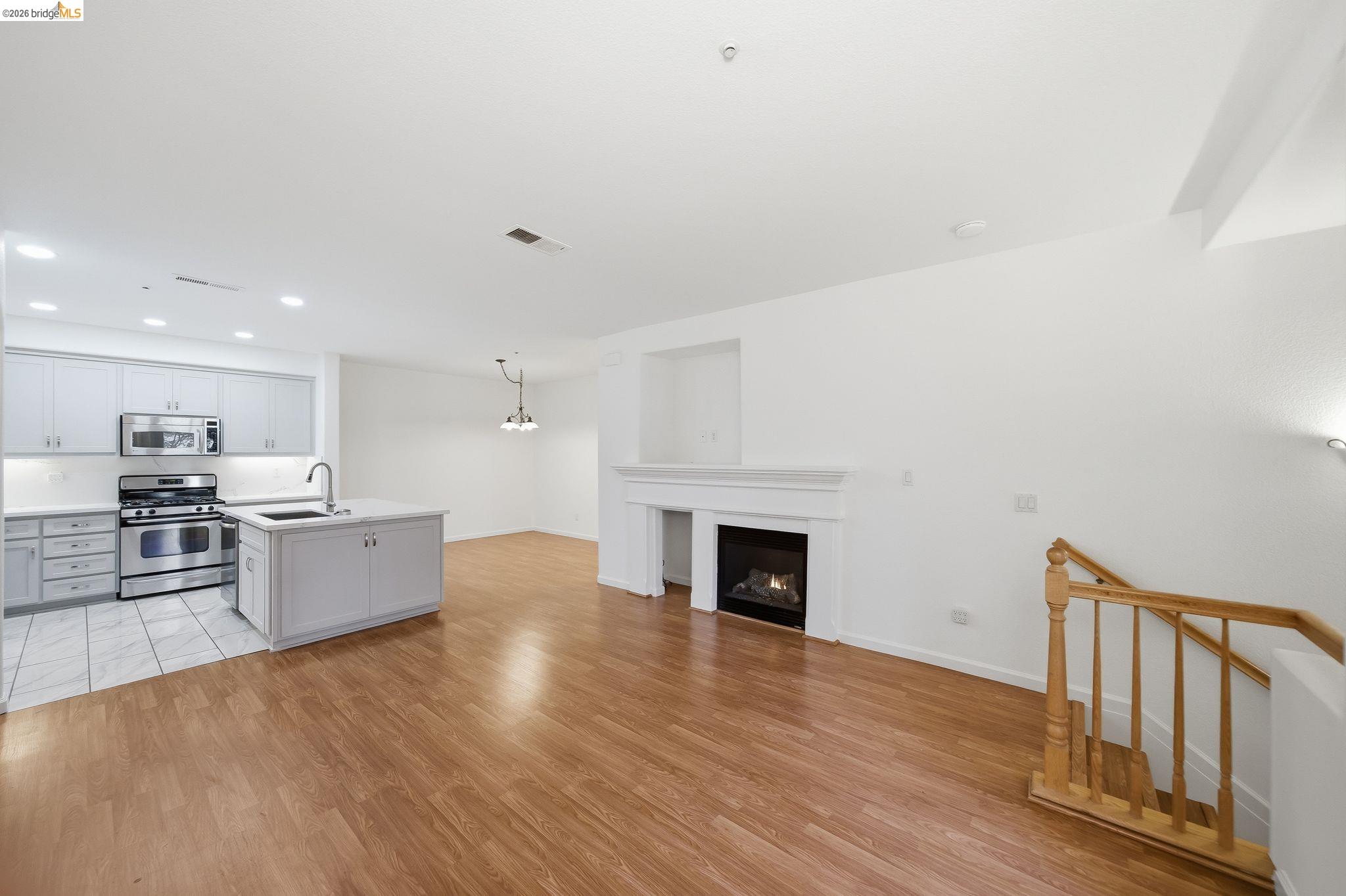 Detail Gallery Image 8 of 38 For 4132 Clarinbridge Cir, Dublin,  CA 94568 - 2 Beds | 2 Baths