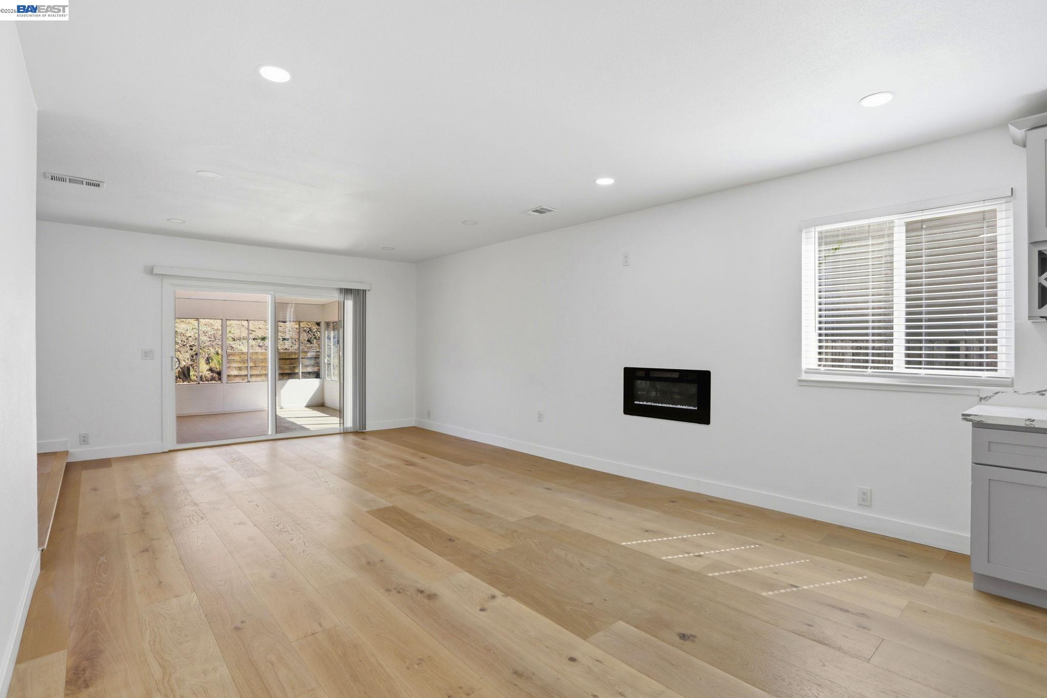 Detail Gallery Image 4 of 19 For 124 Erin Dr, Vallejo,  CA 94589 - 4 Beds | 2/1 Baths