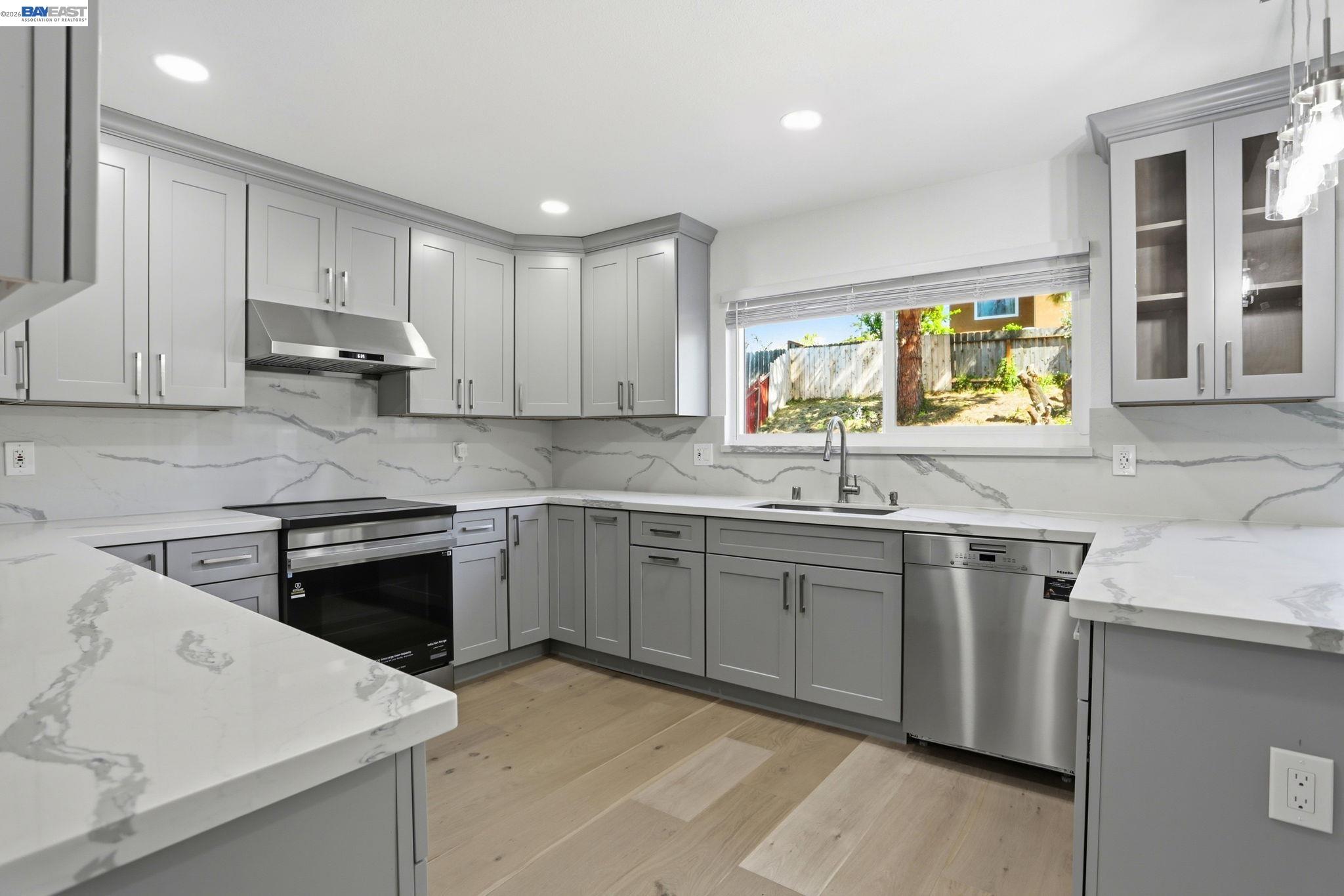 Detail Gallery Image 7 of 19 For 124 Erin Dr, Vallejo,  CA 94589 - 4 Beds | 2/1 Baths