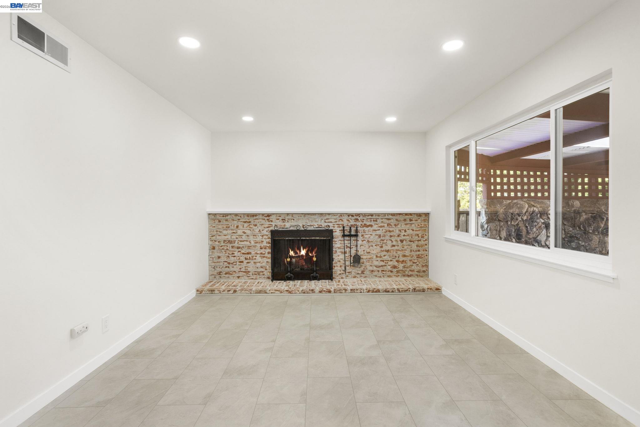 Detail Gallery Image 8 of 54 For 2526 Oakes Dr, Hayward,  CA 94542 - 3 Beds | 2 Baths