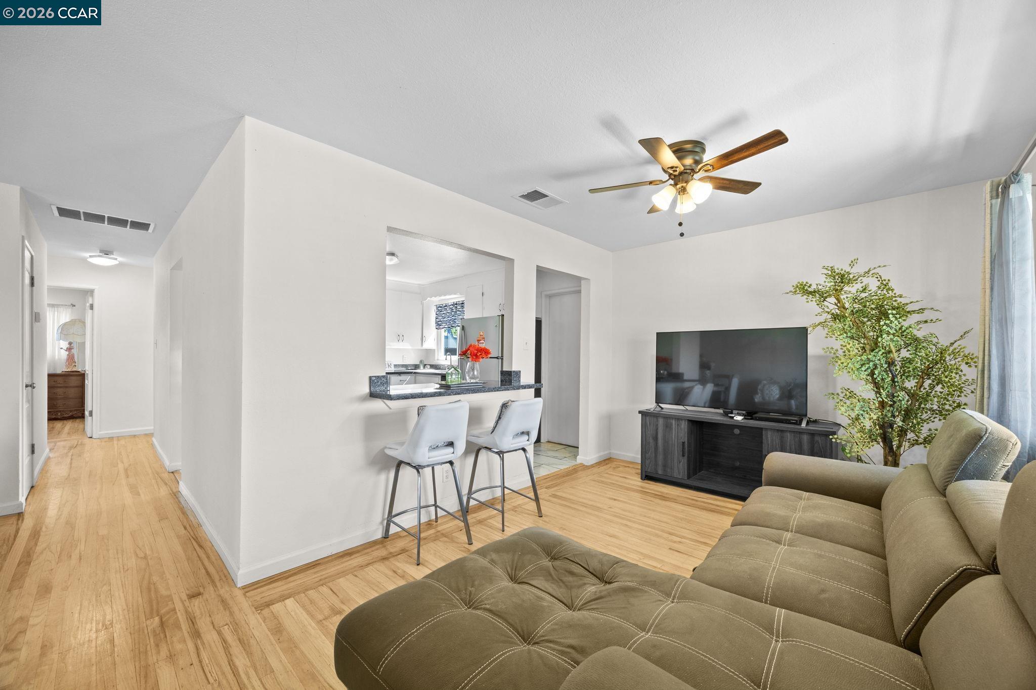 Detail Gallery Image 3 of 11 For 1905 Rubye Dr, Antioch,  CA 94509 - 3 Beds | 1 Baths