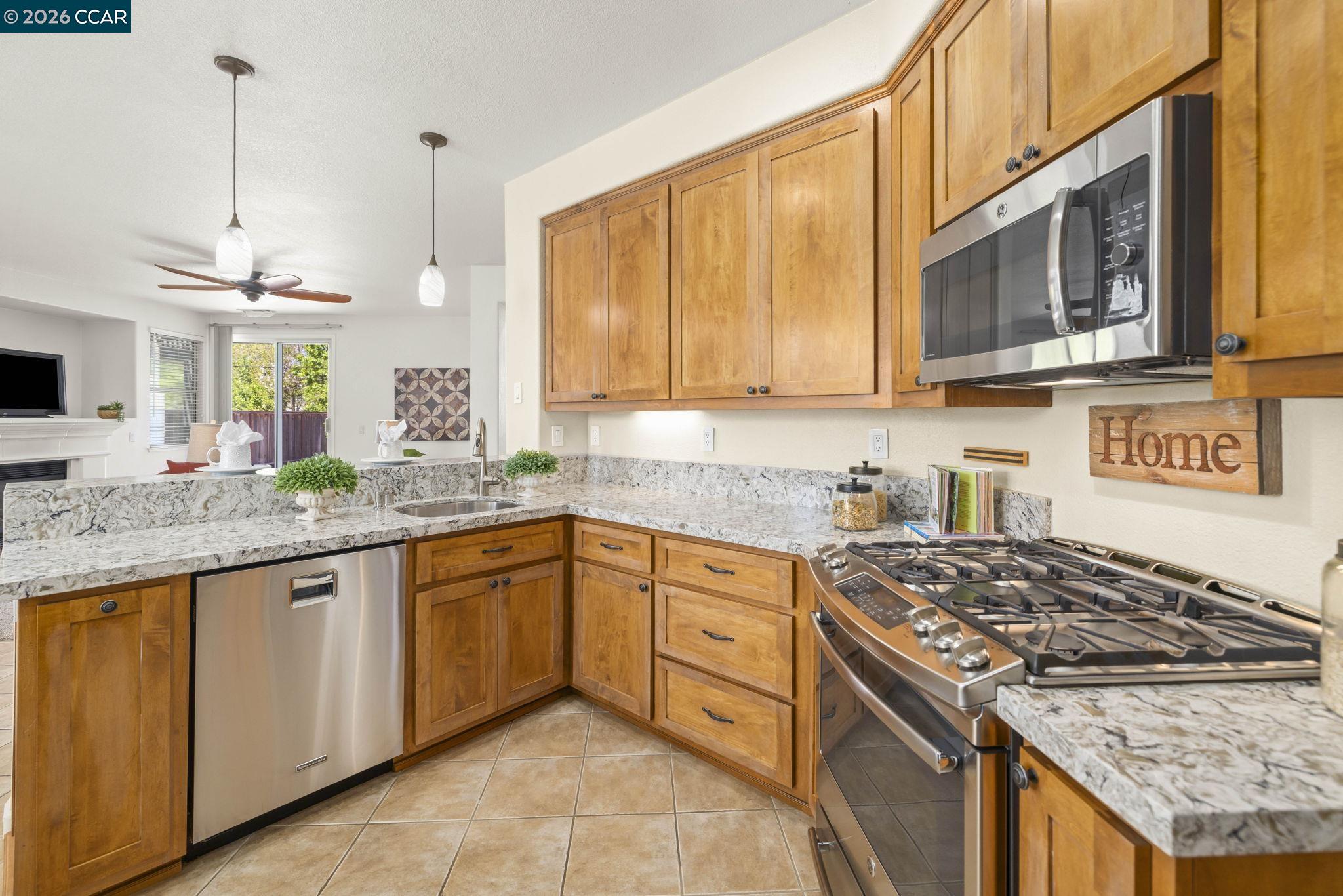 Detail Gallery Image 5 of 28 For 510 Crystal Rose Court, Fairfield,  CA 94534 - 3 Beds | 2 Baths