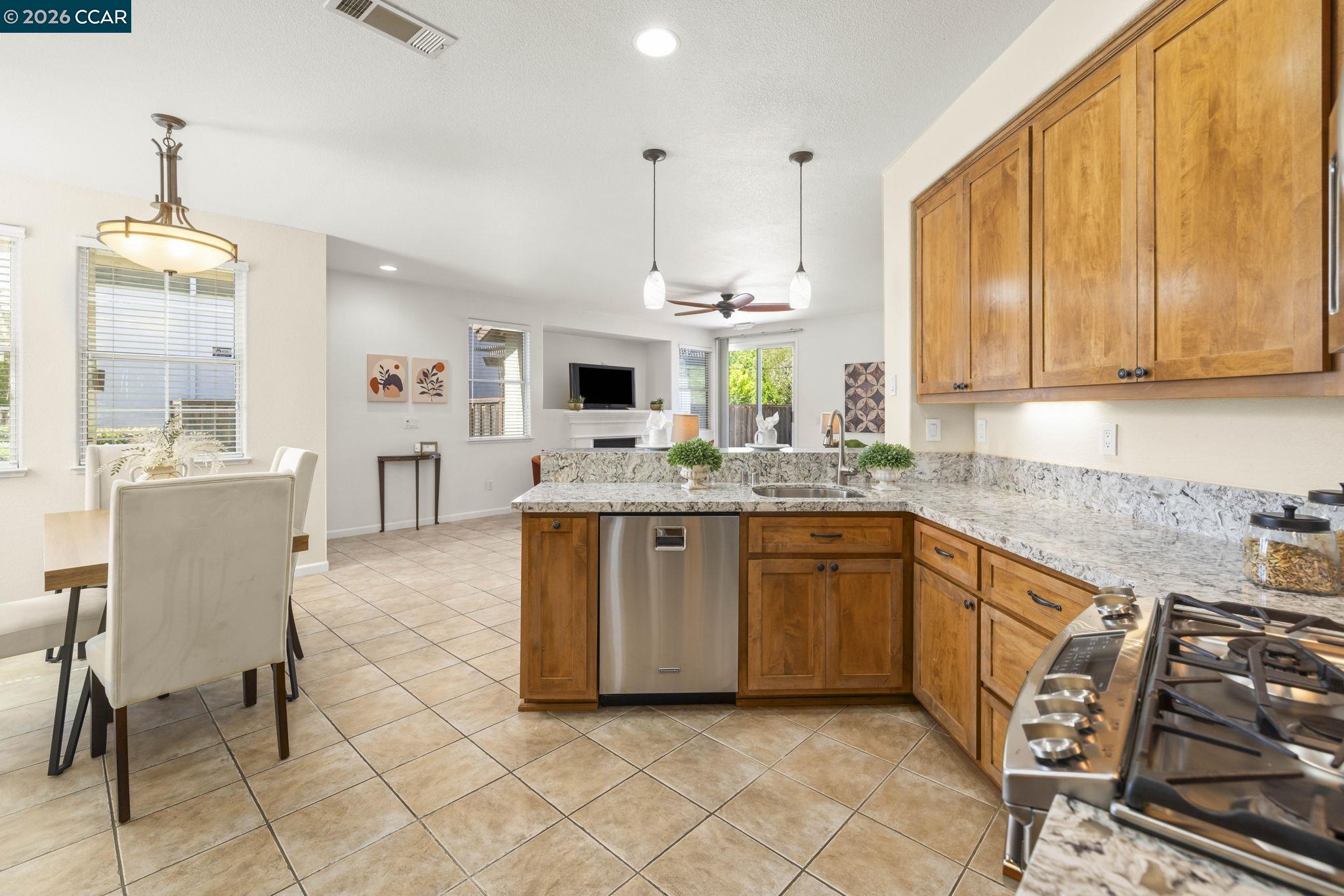 Detail Gallery Image 6 of 28 For 510 Crystal Rose Court, Fairfield,  CA 94534 - 3 Beds | 2 Baths