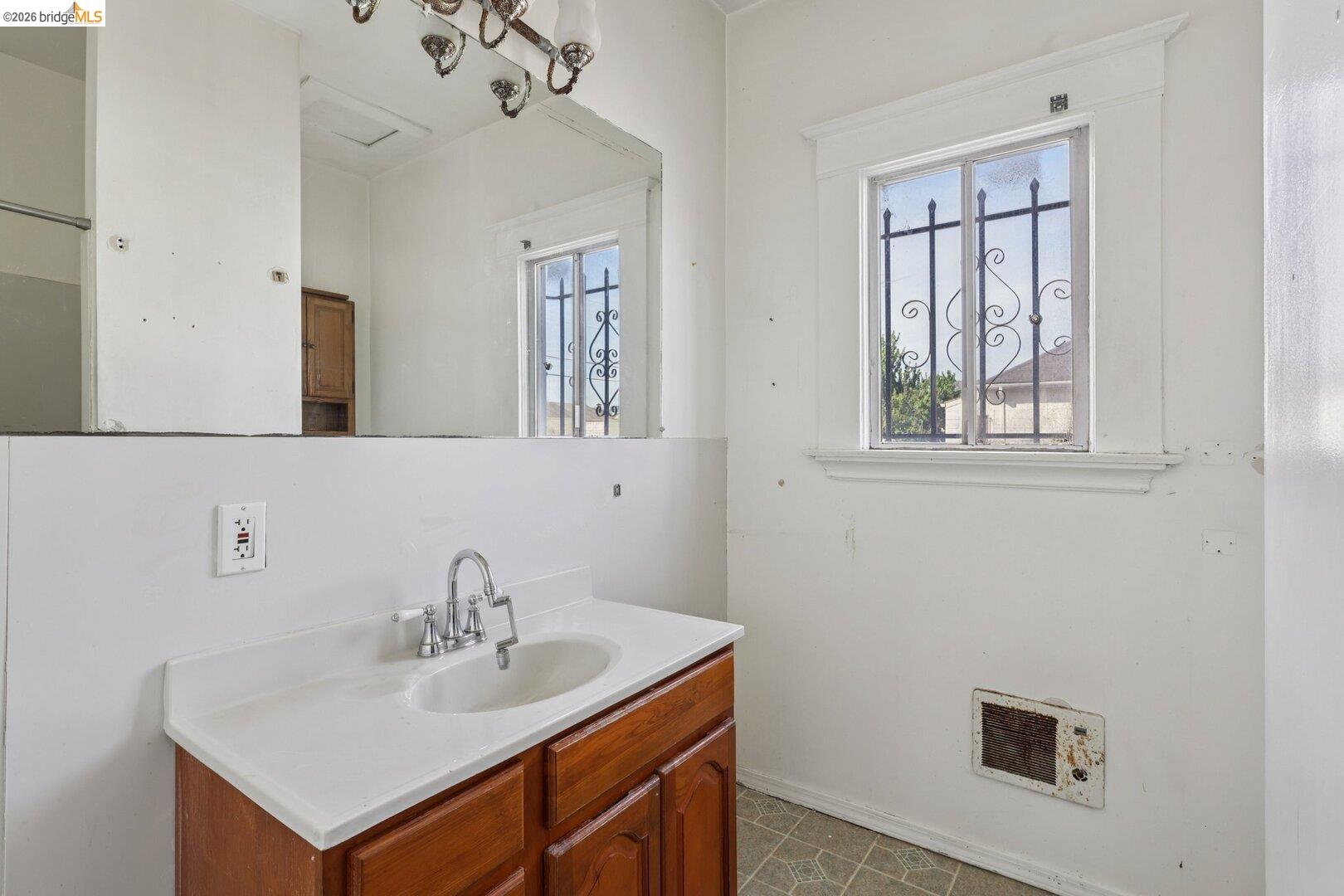 Detail Gallery Image 22 of 31 For 1201 41st Ave, Oakland,  CA 94601 - 2 Beds | 1 Baths