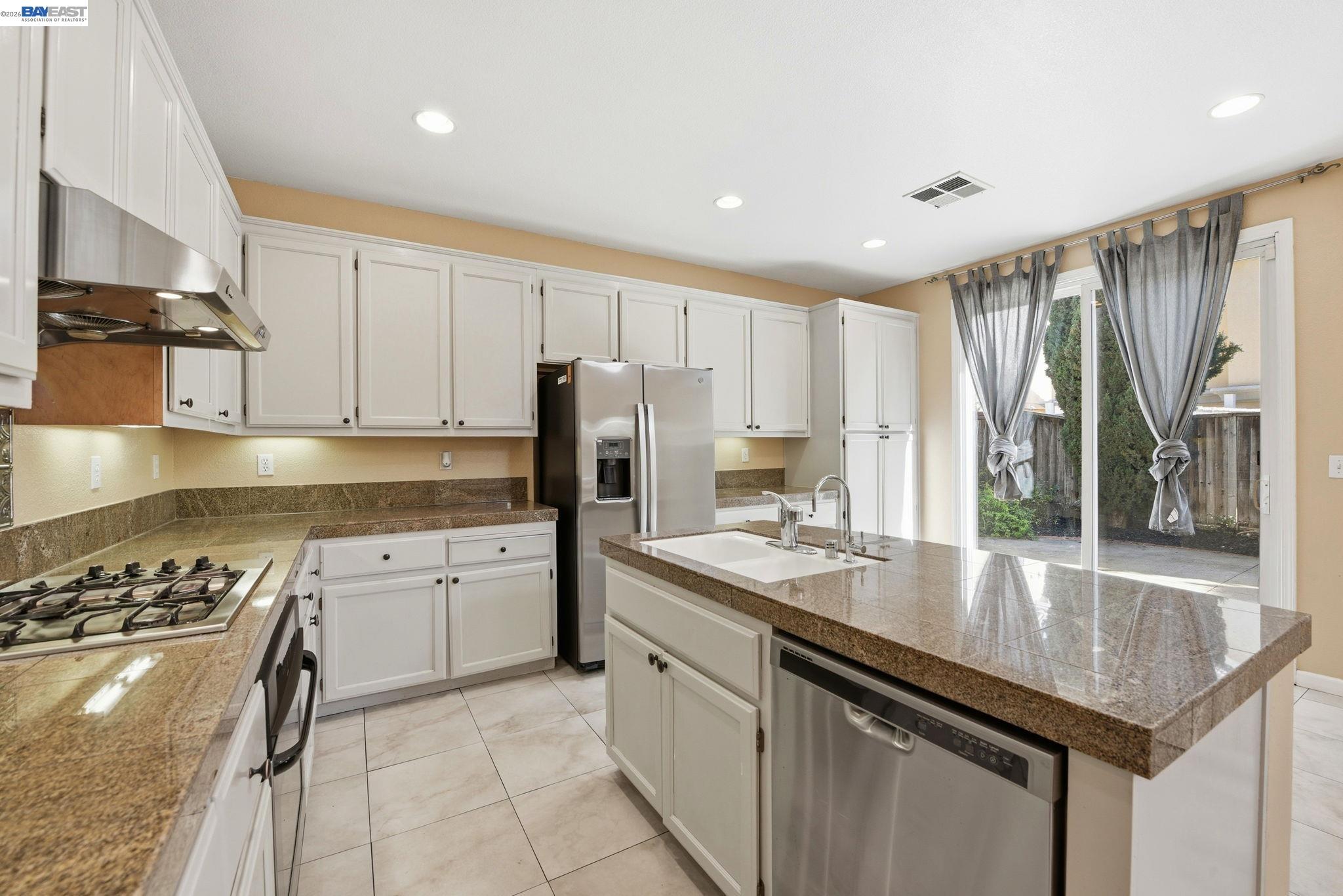 Detail Gallery Image 12 of 42 For 110 Pear Ln, Union City,  CA 94587 - 4 Beds | 2/1 Baths