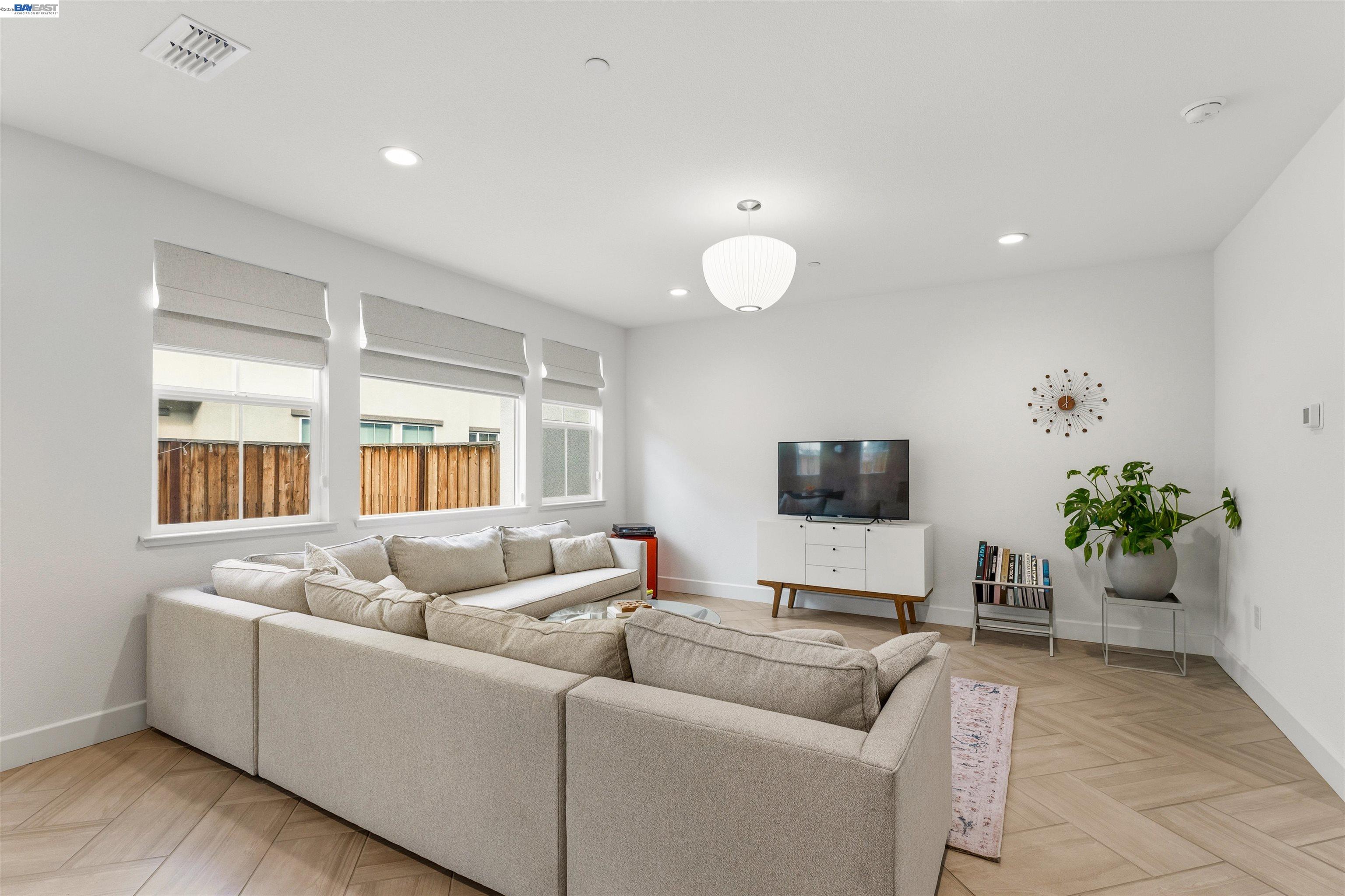 Detail Gallery Image 13 of 52 For 133 E Frost Dr, Mountain House,  CA 95391 - 3 Beds | 2/1 Baths