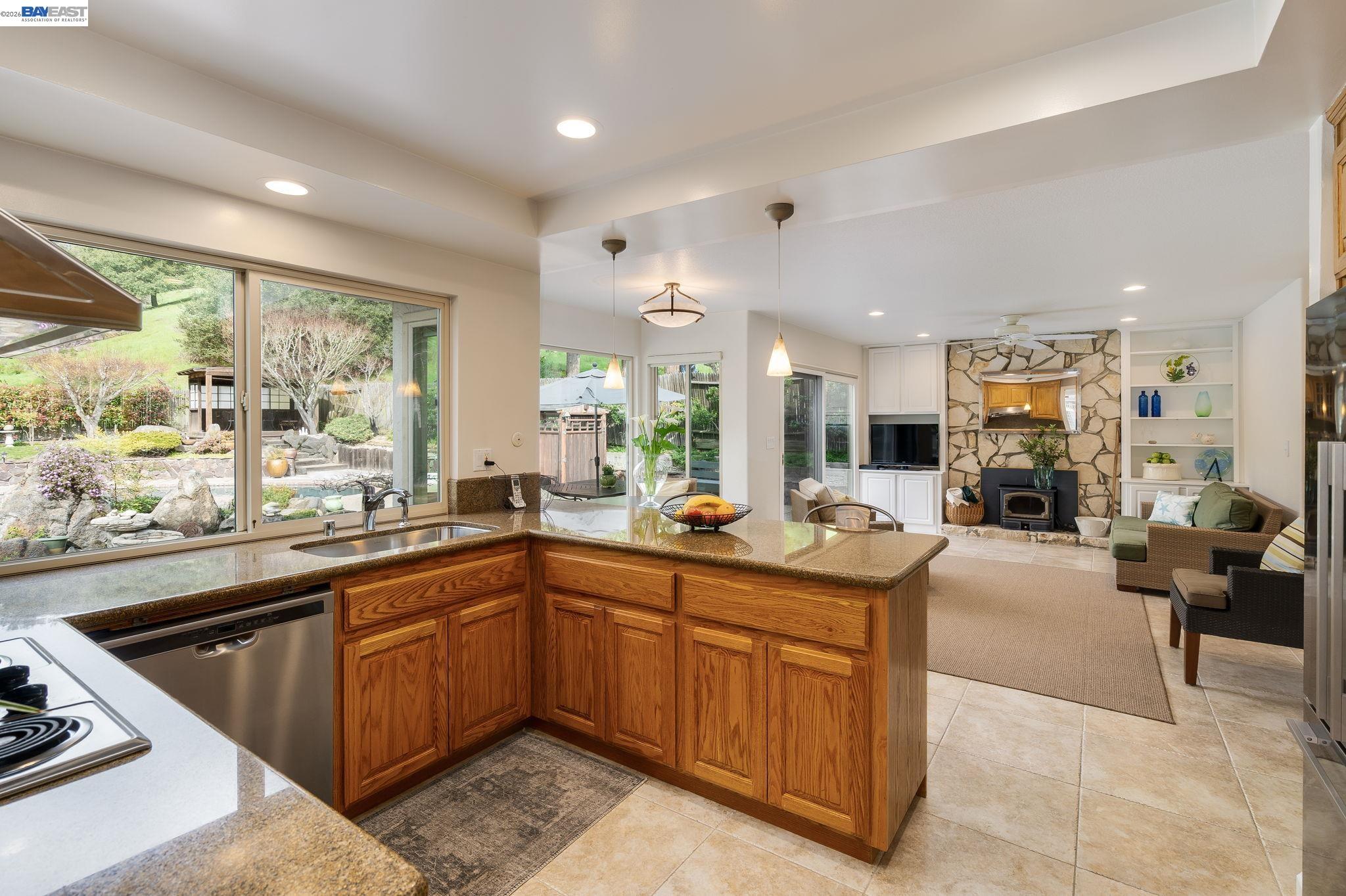 Detail Gallery Image 12 of 36 For 18540 Mesa Verde Way, Castro Valley,  CA 94552 - 4 Beds | 2/1 Baths