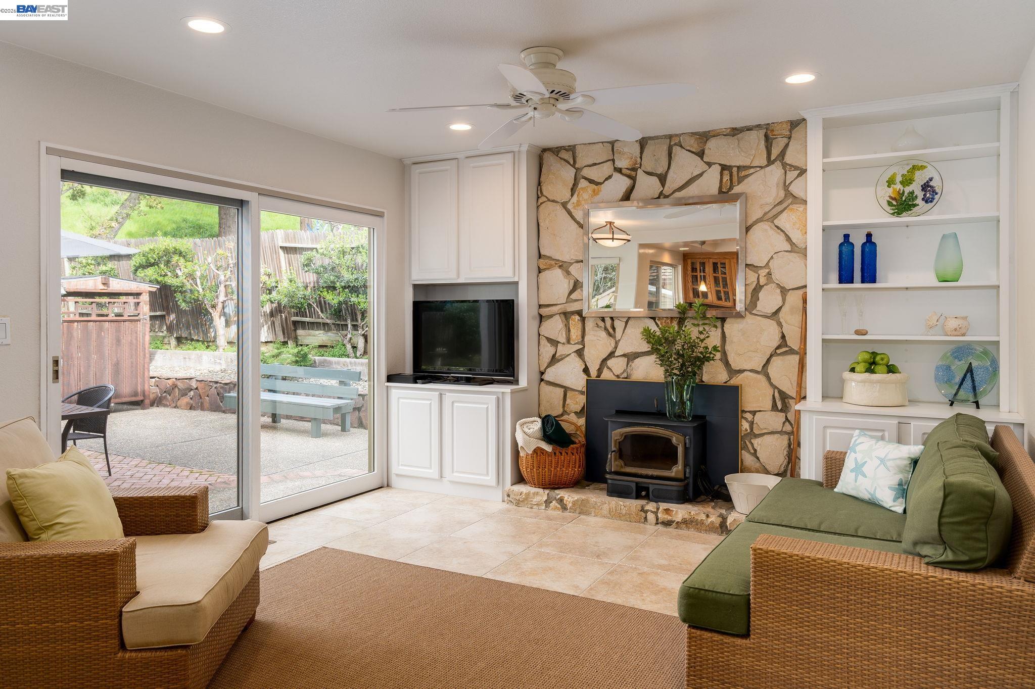 Detail Gallery Image 16 of 36 For 18540 Mesa Verde Way, Castro Valley,  CA 94552 - 4 Beds | 2/1 Baths