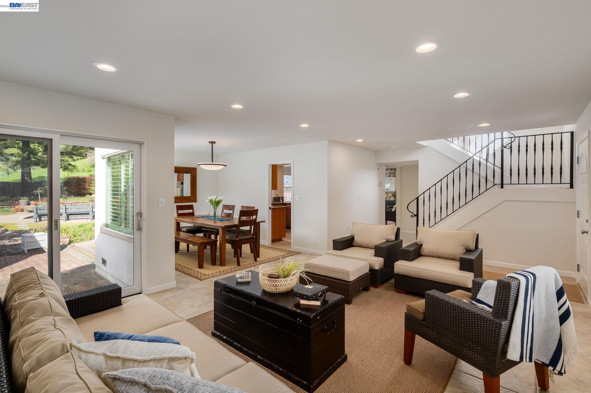 Detail Gallery Image 4 of 36 For 18540 Mesa Verde Way, Castro Valley,  CA 94552 - 4 Beds | 2/1 Baths