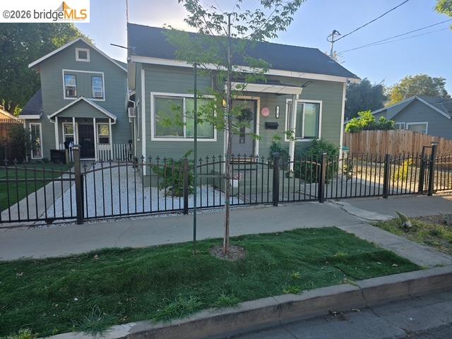 Detail Gallery Image 2 of 26 For 135 4th St, Woodland,  CA 95695 - 6 Beds | 4 Baths