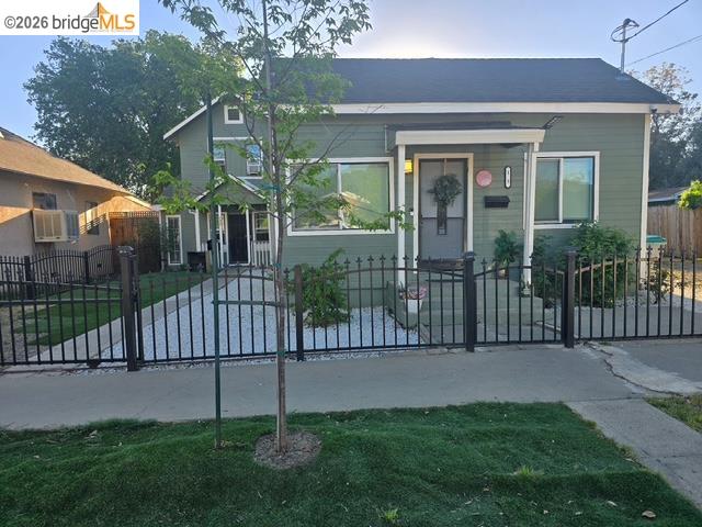 Detail Gallery Image 3 of 26 For 135 4th St, Woodland,  CA 95695 - 6 Beds | 4 Baths