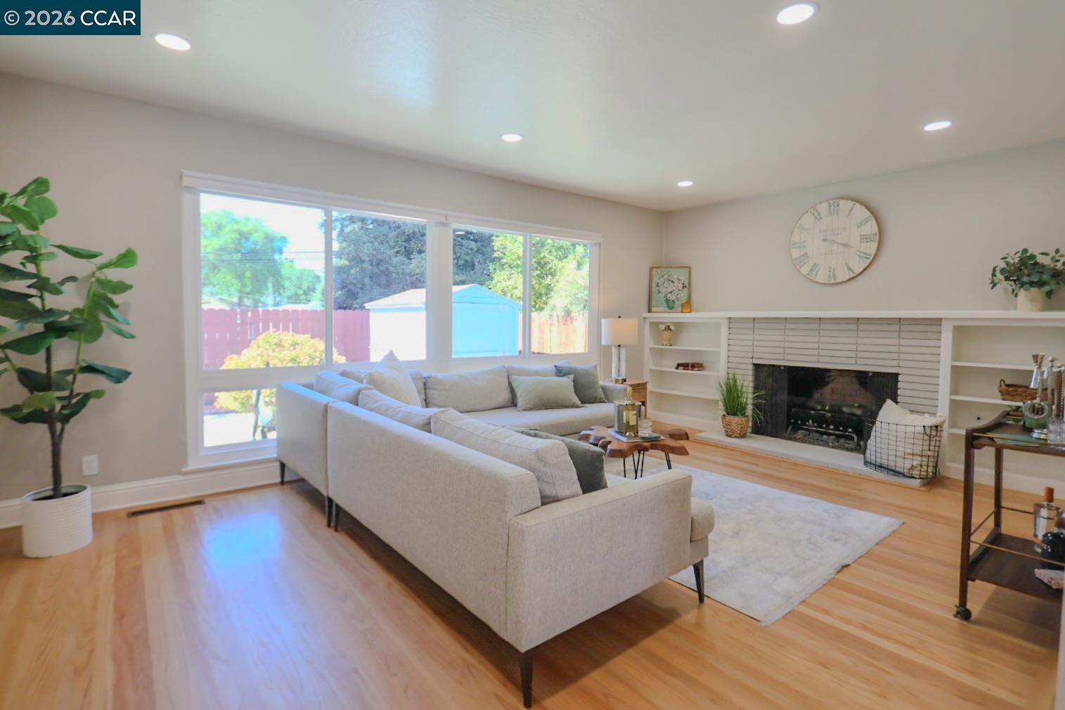 Detail Gallery Image 4 of 22 For 1793 Live Oak Ave, Concord,  CA 94521 - 4 Beds | 2 Baths