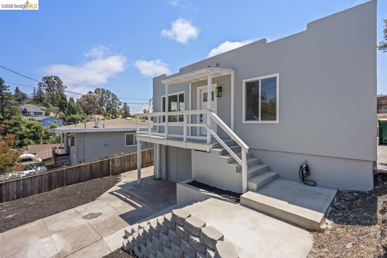 Detail Gallery Image 5 of 37 For 1923 Thompson Ln, El Sobrante,  CA 94803 - 2 Beds | 1/1 Baths