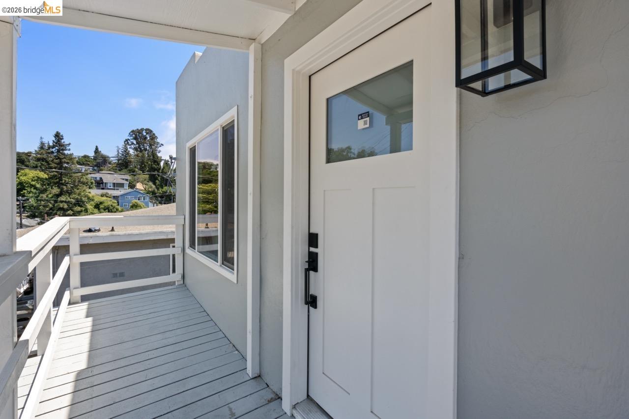 Detail Gallery Image 6 of 37 For 1923 Thompson Ln, El Sobrante,  CA 94803 - 2 Beds | 1/1 Baths