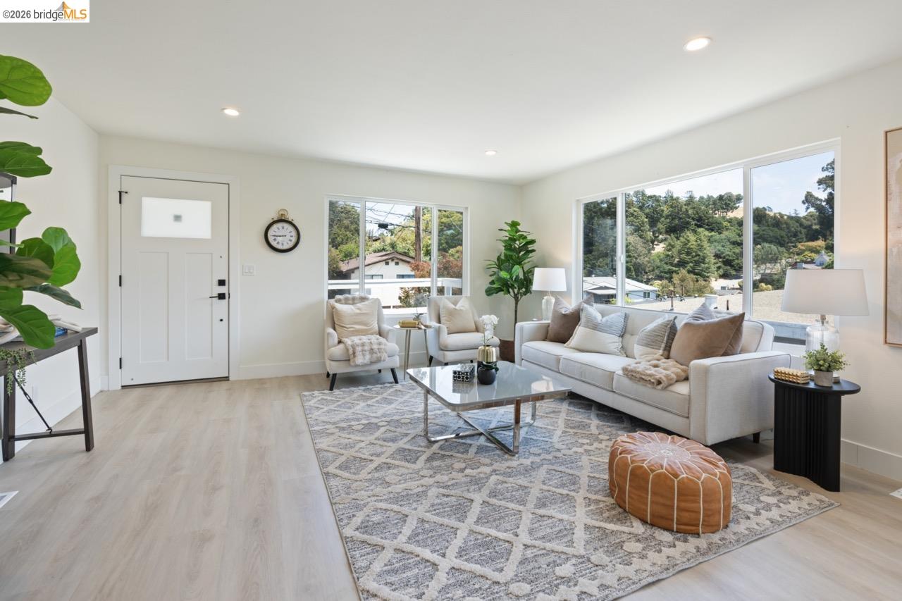 Detail Gallery Image 8 of 37 For 1923 Thompson Ln, El Sobrante,  CA 94803 - 2 Beds | 1/1 Baths