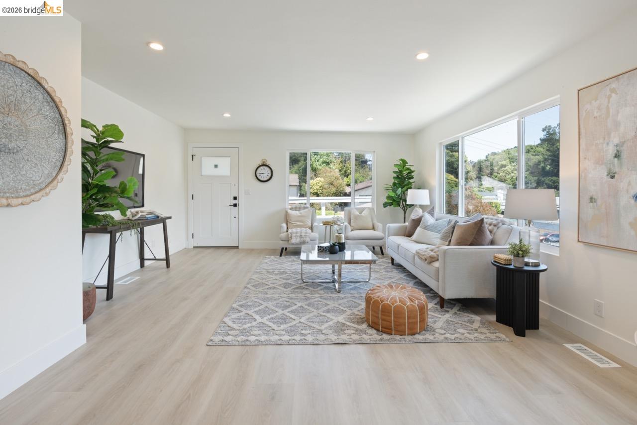 Detail Gallery Image 9 of 37 For 1923 Thompson Ln, El Sobrante,  CA 94803 - 2 Beds | 1/1 Baths