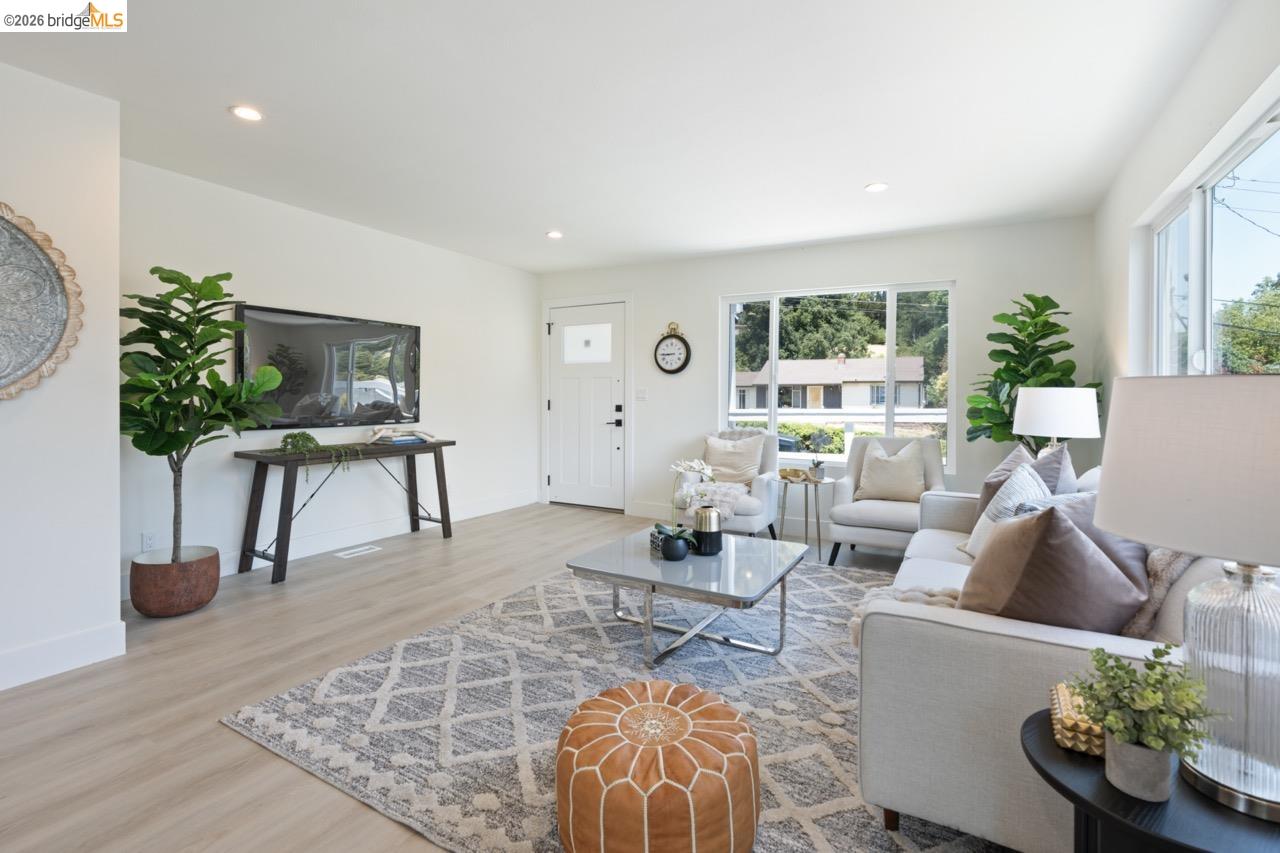 Detail Gallery Image 10 of 37 For 1923 Thompson Ln, El Sobrante,  CA 94803 - 2 Beds | 1/1 Baths