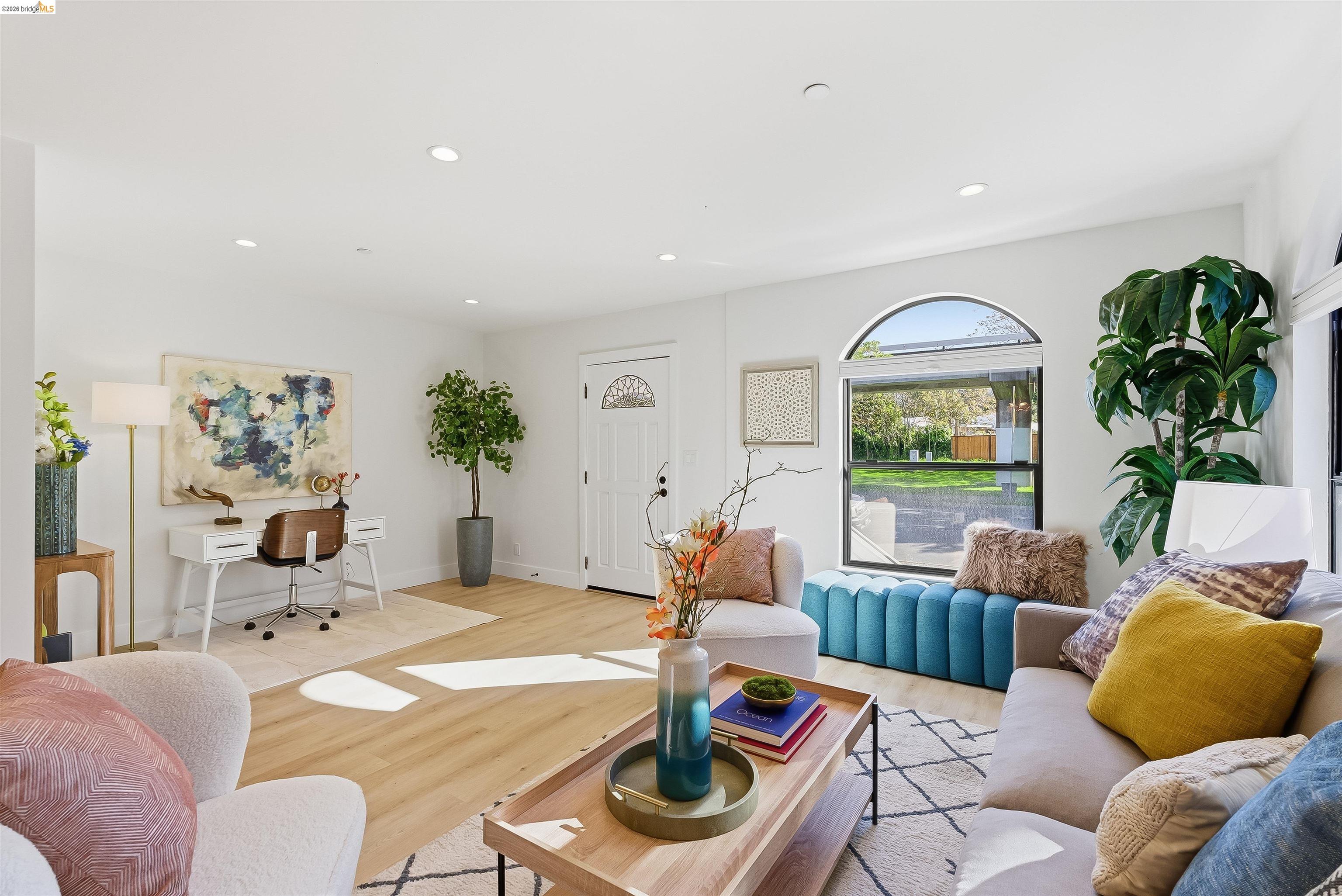 Detail Gallery Image 2 of 39 For 712 Masonic, Albany,  CA 94706 - 3 Beds | 2/1 Baths