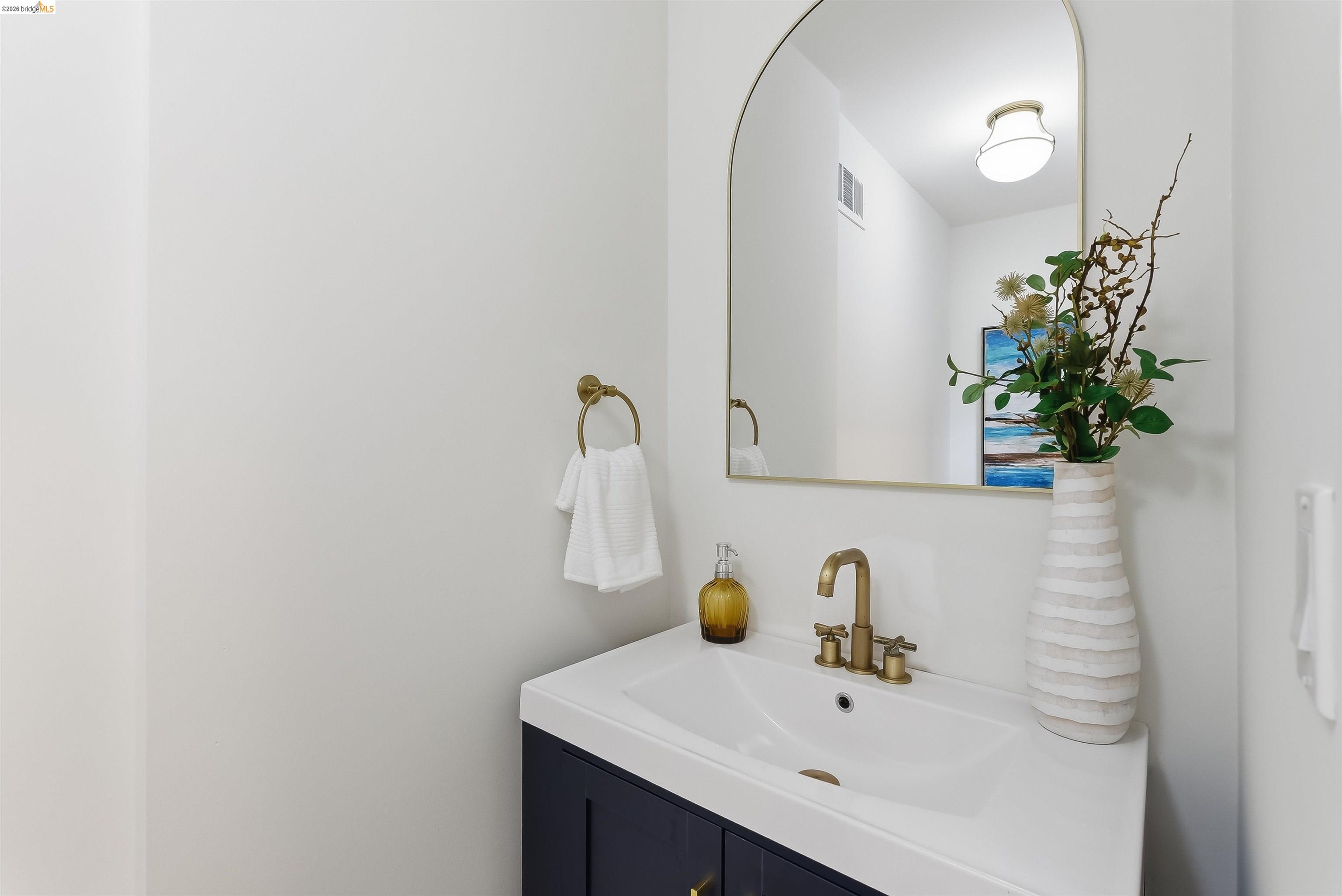 Detail Gallery Image 13 of 39 For 712 Masonic, Albany,  CA 94706 - 3 Beds | 2/1 Baths