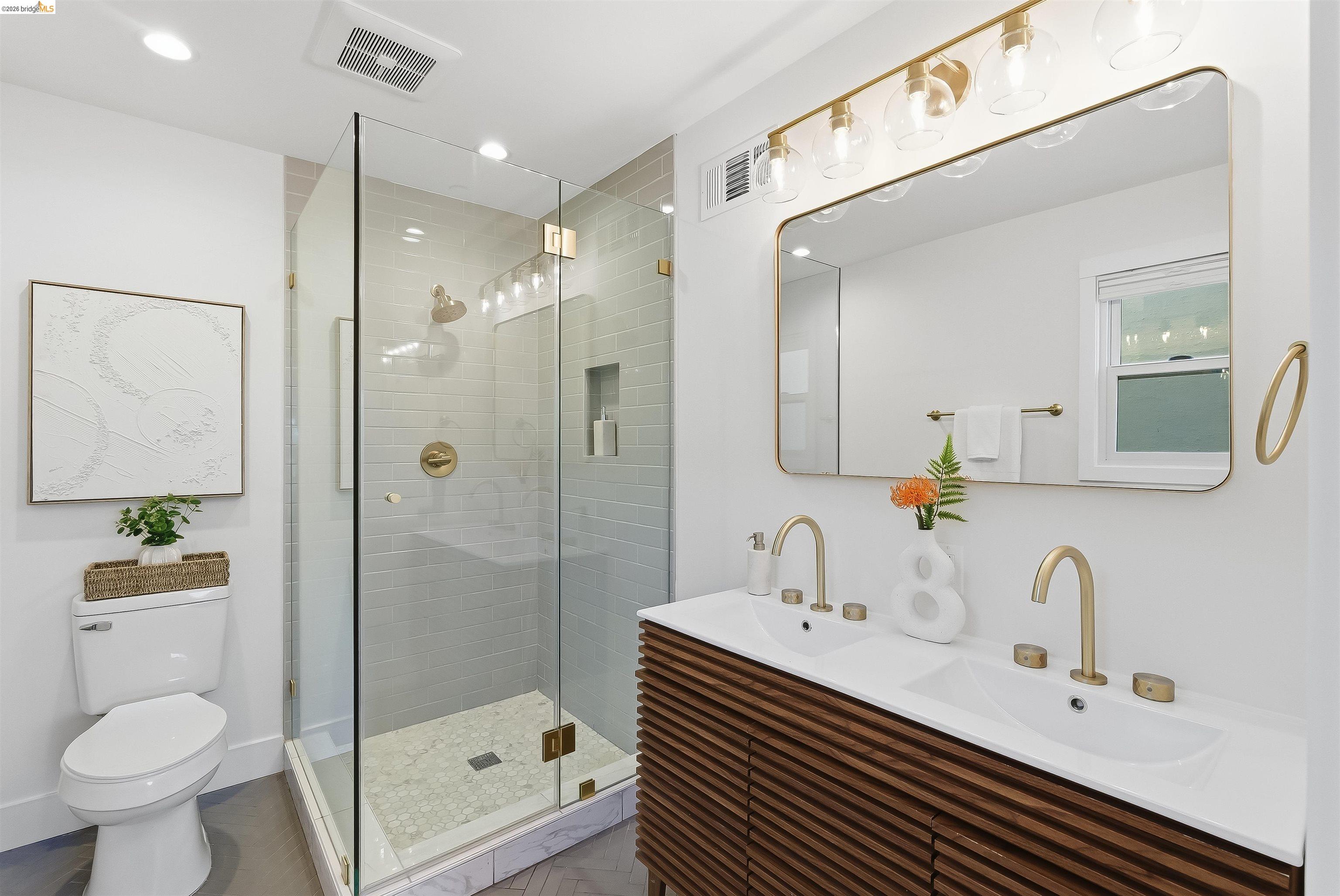 Detail Gallery Image 18 of 39 For 712 Masonic, Albany,  CA 94706 - 3 Beds | 2/1 Baths