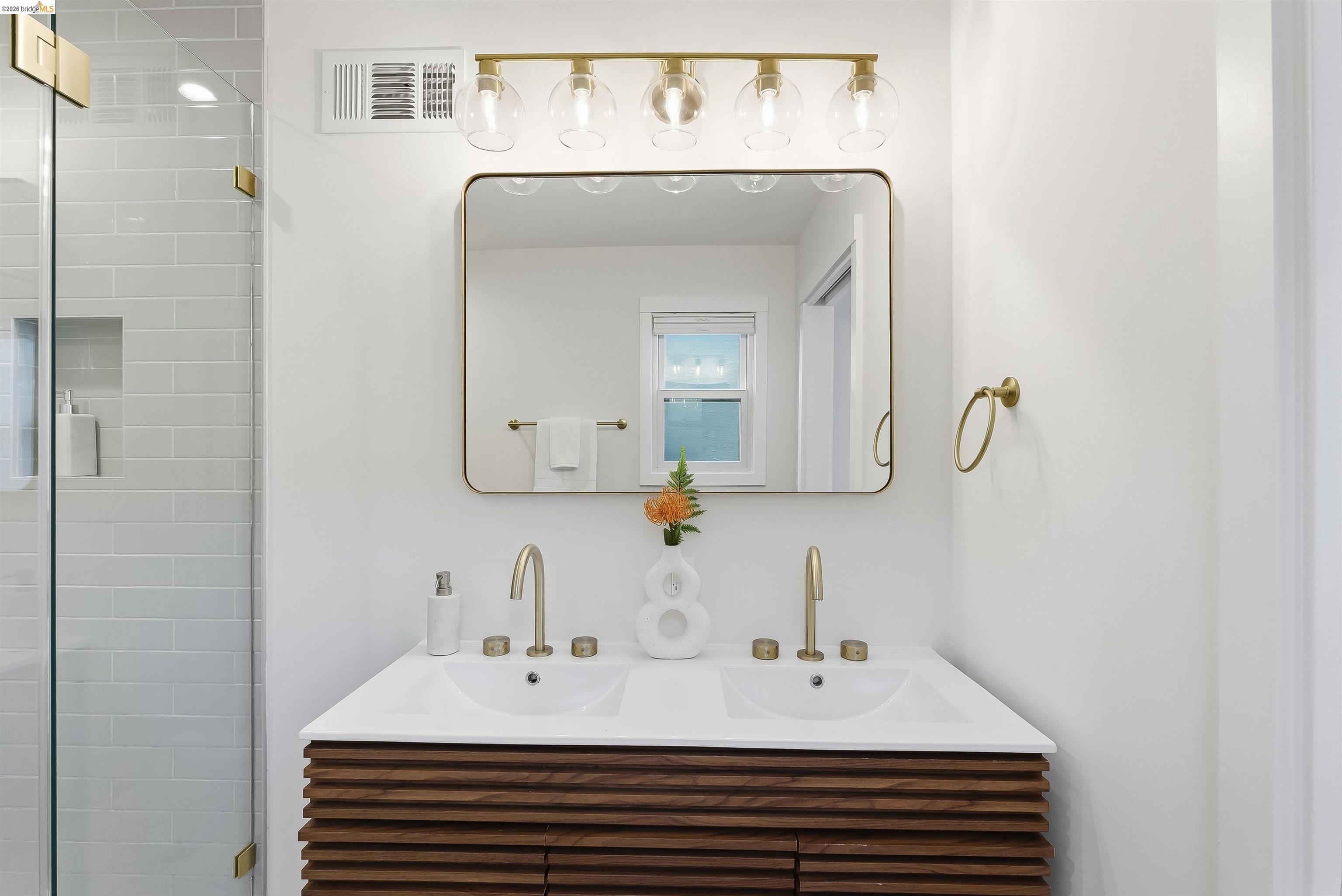 Detail Gallery Image 19 of 39 For 712 Masonic, Albany,  CA 94706 - 3 Beds | 2/1 Baths