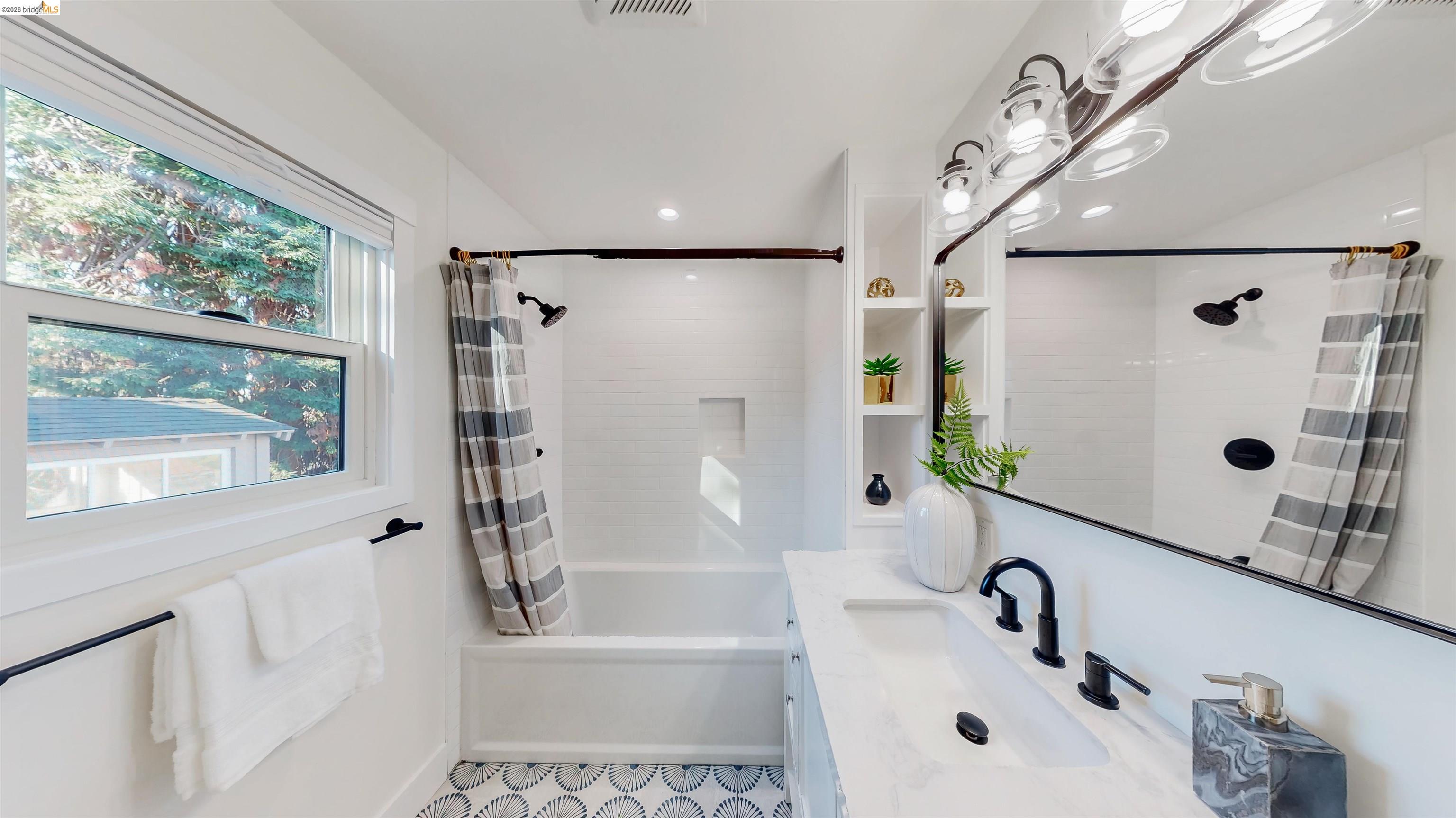 Detail Gallery Image 25 of 39 For 712 Masonic, Albany,  CA 94706 - 3 Beds | 2/1 Baths