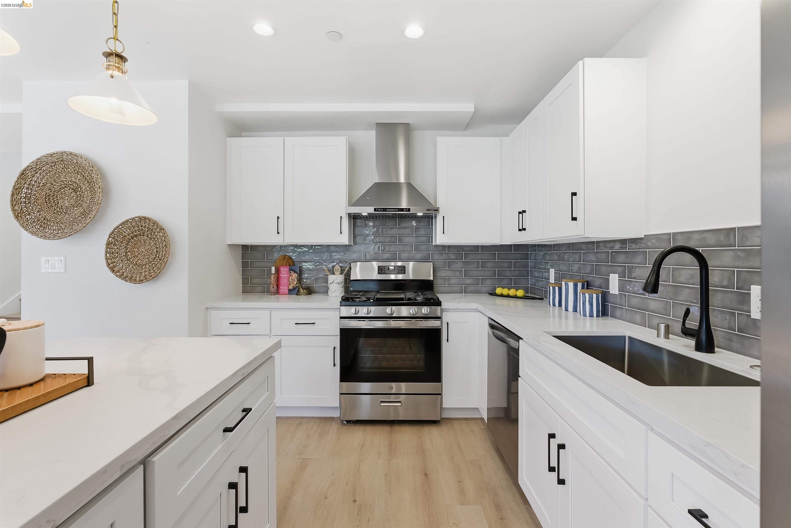 Detail Gallery Image 7 of 39 For 712 Masonic, Albany,  CA 94706 - 3 Beds | 2/1 Baths