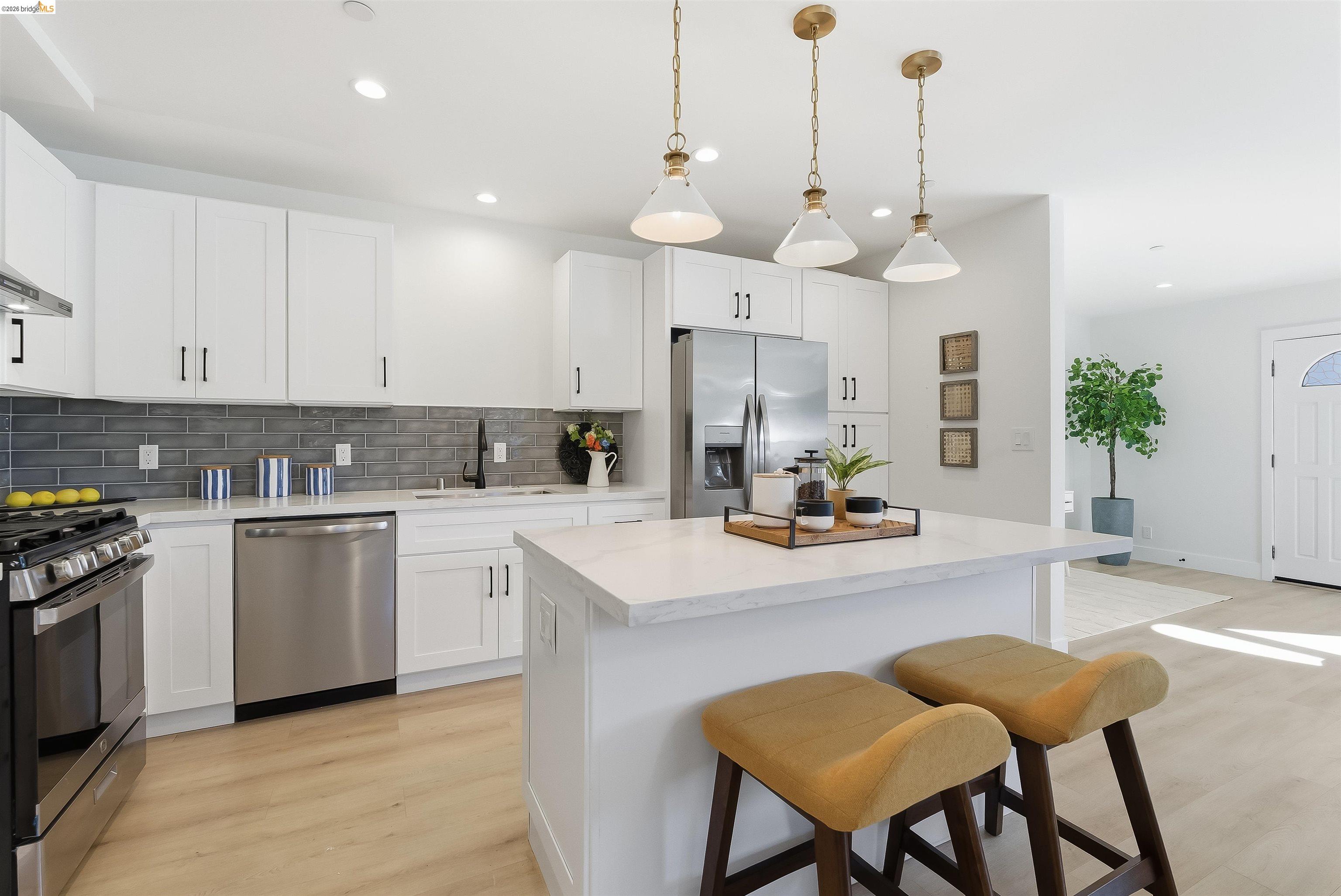 Detail Gallery Image 8 of 39 For 712 Masonic, Albany,  CA 94706 - 3 Beds | 2/1 Baths