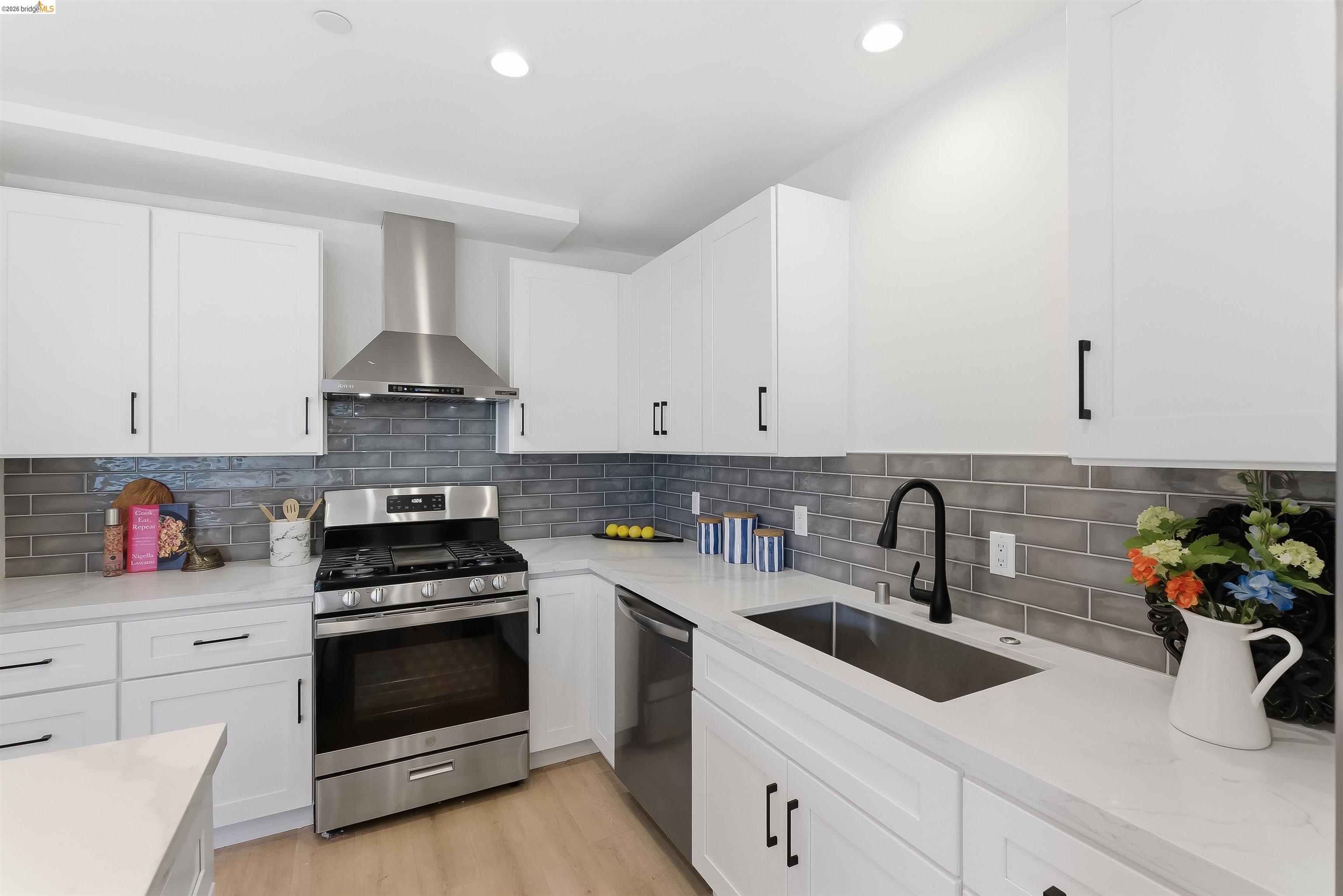 Detail Gallery Image 9 of 39 For 712 Masonic, Albany,  CA 94706 - 3 Beds | 2/1 Baths